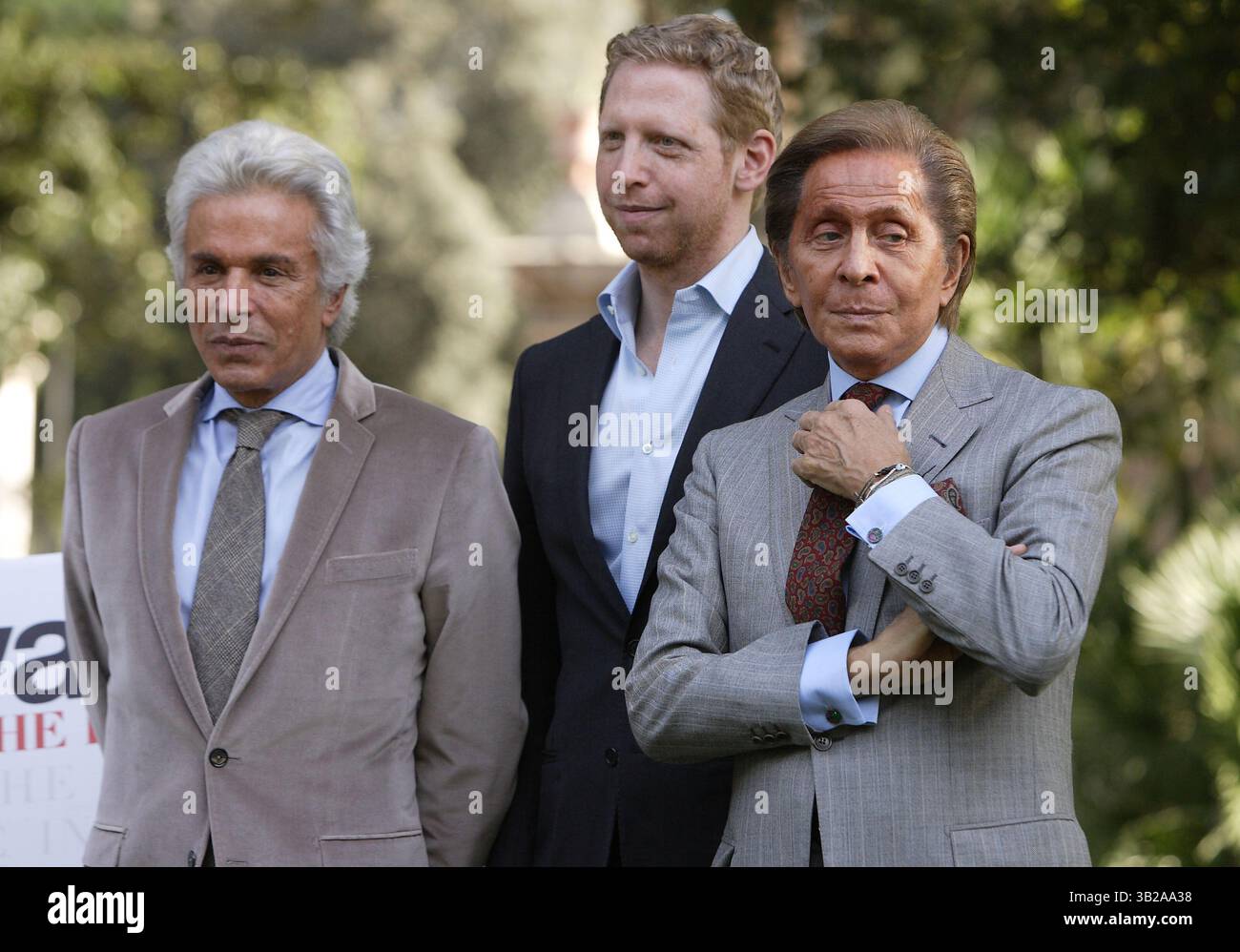 16. November 2009 – Rom, Italien – GIANCARLO GIAMMETTI (L), Regisseur MATT TYRNAUER und Bekleidungsdesigner VALENTINO GARAVANI während des Fotoaufrufs „Valentino – der letzte Kaiser“ Roms in der Casina Valadier im Borghese Park. (Bild: © Evandro Inetti/ZUMA Press) Stockfoto