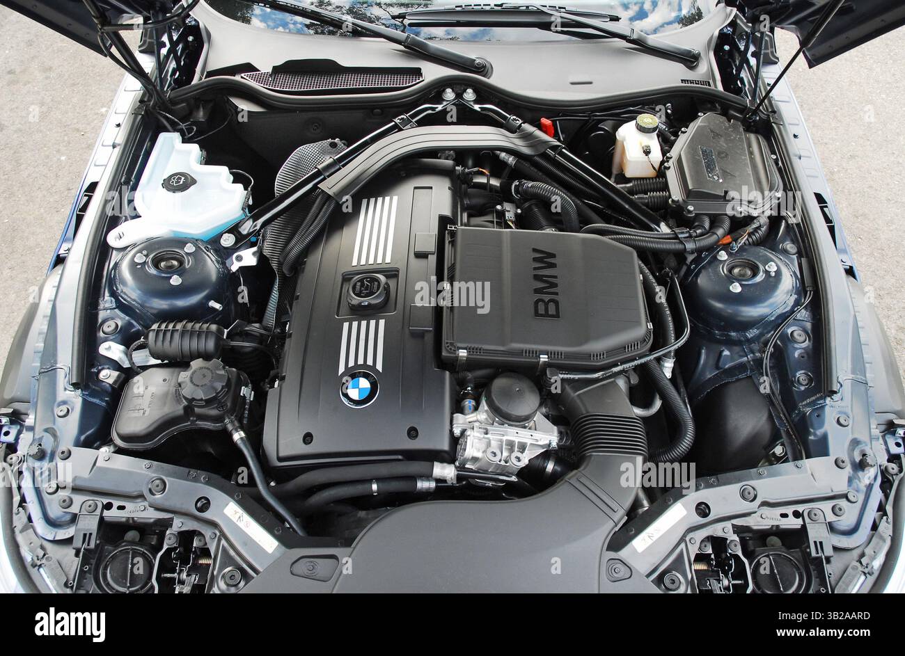 November 2009 – Los Angeles, Kalifornien, USA – Fahrzeug in Deep Blue Sea Metallic. Motorraum. Der BMW Z4 sDrive35i 2009 wird exklusiv mit einem 6-Motor mit 306 PS angeboten. Es fängt bei 51.650,00$ an. (Kreditbild: © Harvey Schwartz/ZUMA Press) EINSCHRÄNKUNGEN: * Volltext verfügbar * Stockfoto