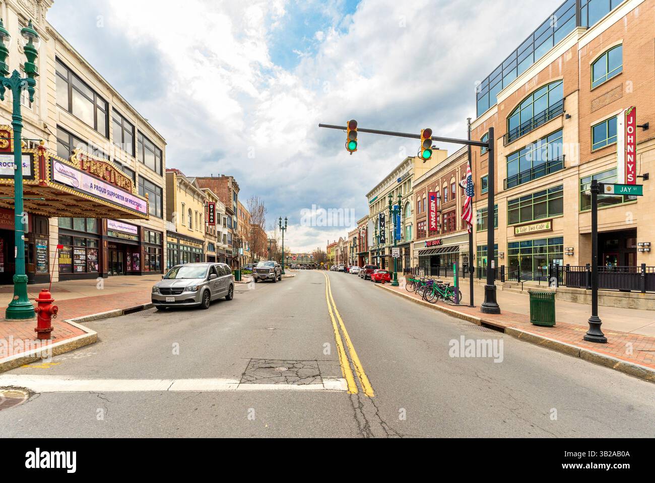 Schenectady, NY - USA - 19. April 2025 mit Blick auf die State Street in Schenectady, NY, mit historischem Proctors Theatre, lebhaften Ladenfronten und einer Mischung Stockfoto