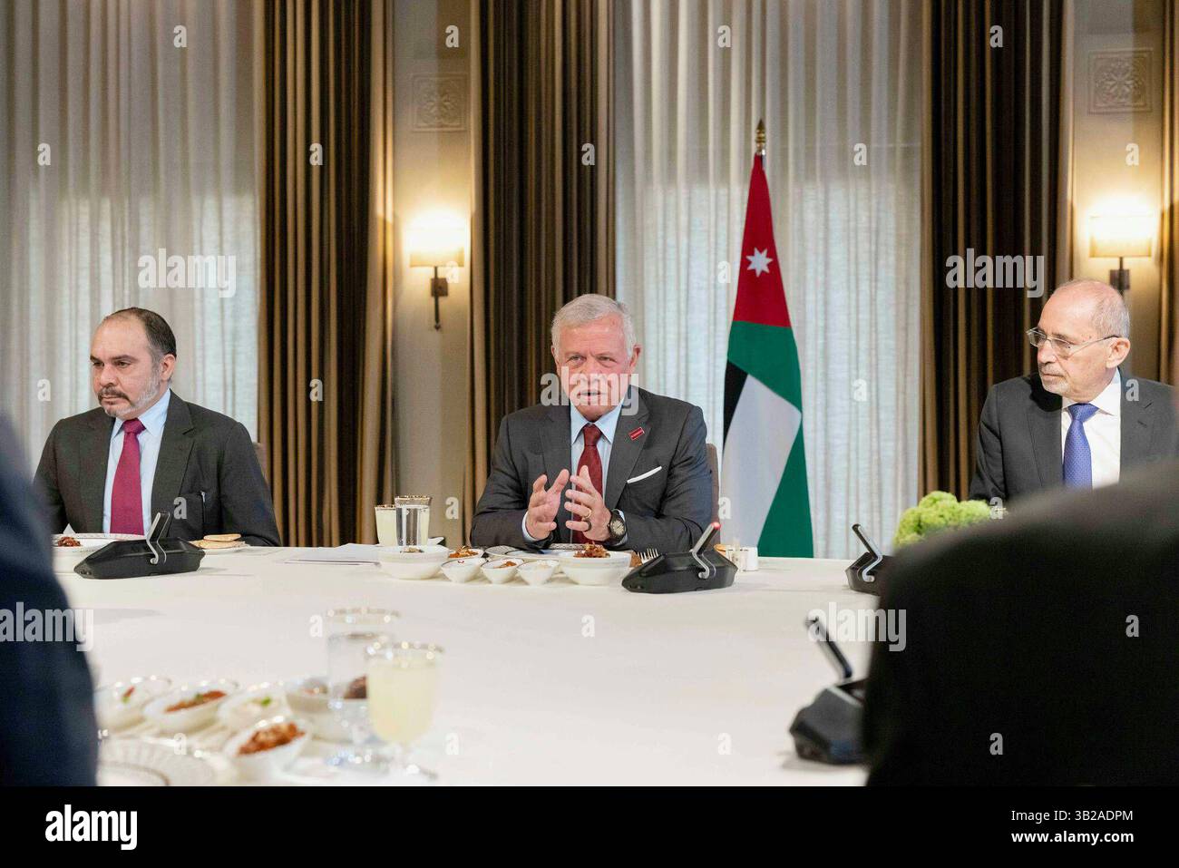 Der jordanische König Abdullah II. Trifft sich am 27. April 2025 im Al Husseiniya Palast in Amman, Jordanien mit dem Präsidenten der kurdischen Region Iraks, Nechirvan Barzani. Royal Hashemite Court apaimages Amman Amman Jordan 270425 Jordan JPO 002 Copyright: XapaimagesxRoyalxHashemitexCourtxxapaimagesx Stockfoto