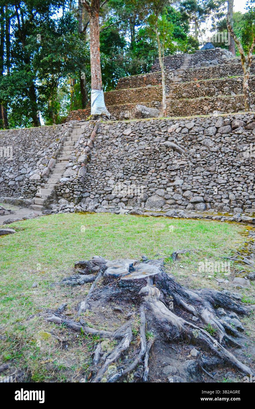 Versteckt in der Nähe von Sukuh steht die vierstufige Candi Kethek in Lawus Wäldern – ihre verwitterten Steine summen Javas vorislamische spirituelle Echos. Stockfoto