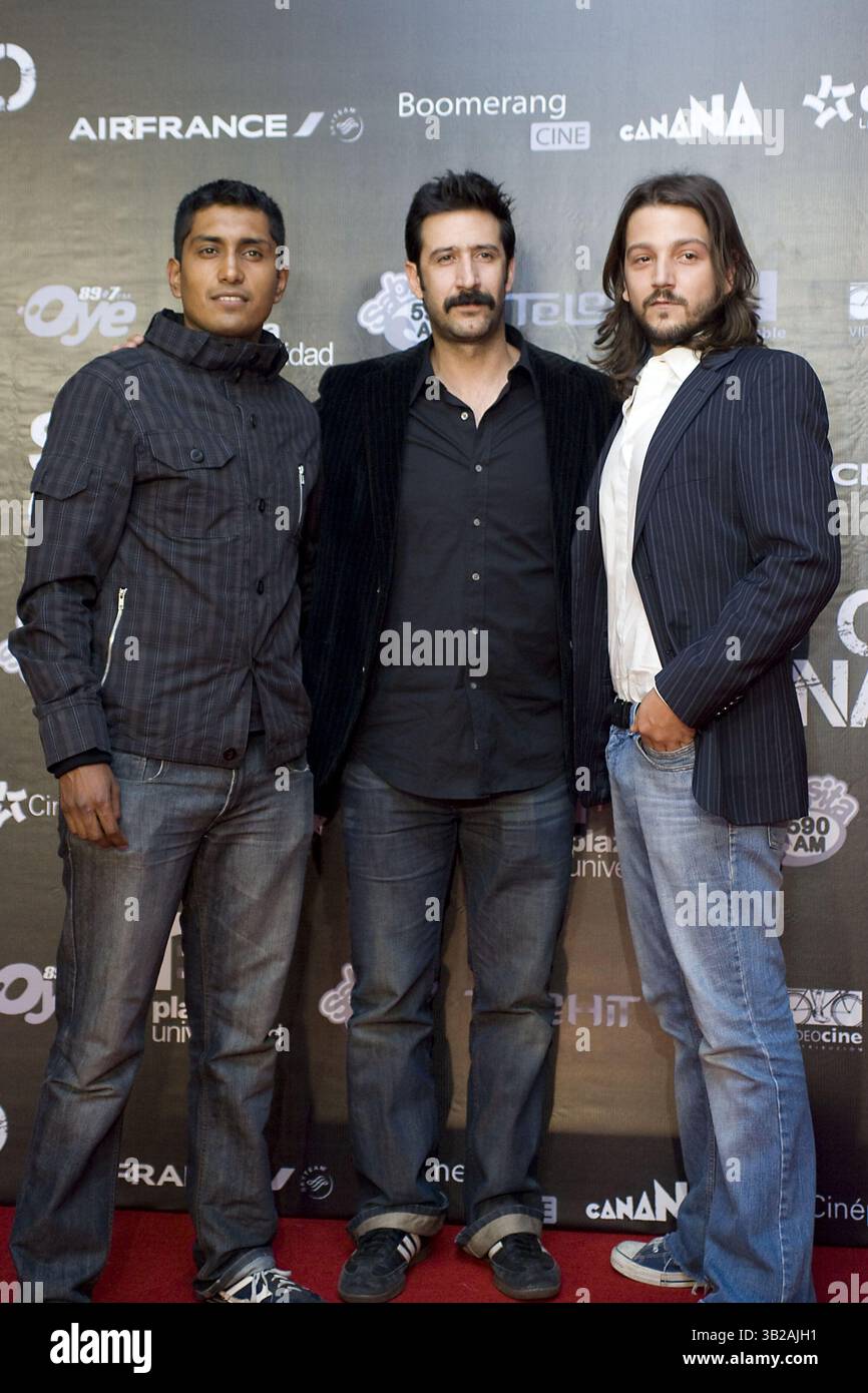 17. August 2009 - Mexiko-Stadt, Mexiko - CHENOK HUERTA, JOSE MARIA YAZPIK und DIEGO LUNA nehmen am 17. August 2009 in Mexiko-Stadt, Mexiko, an einer Pressekonferenz Teil, um den Film „Just Walking“ im W Hotel vorzustellen. (Kreditbild: © Carlos Tischler/ZUMA Press) Stockfoto