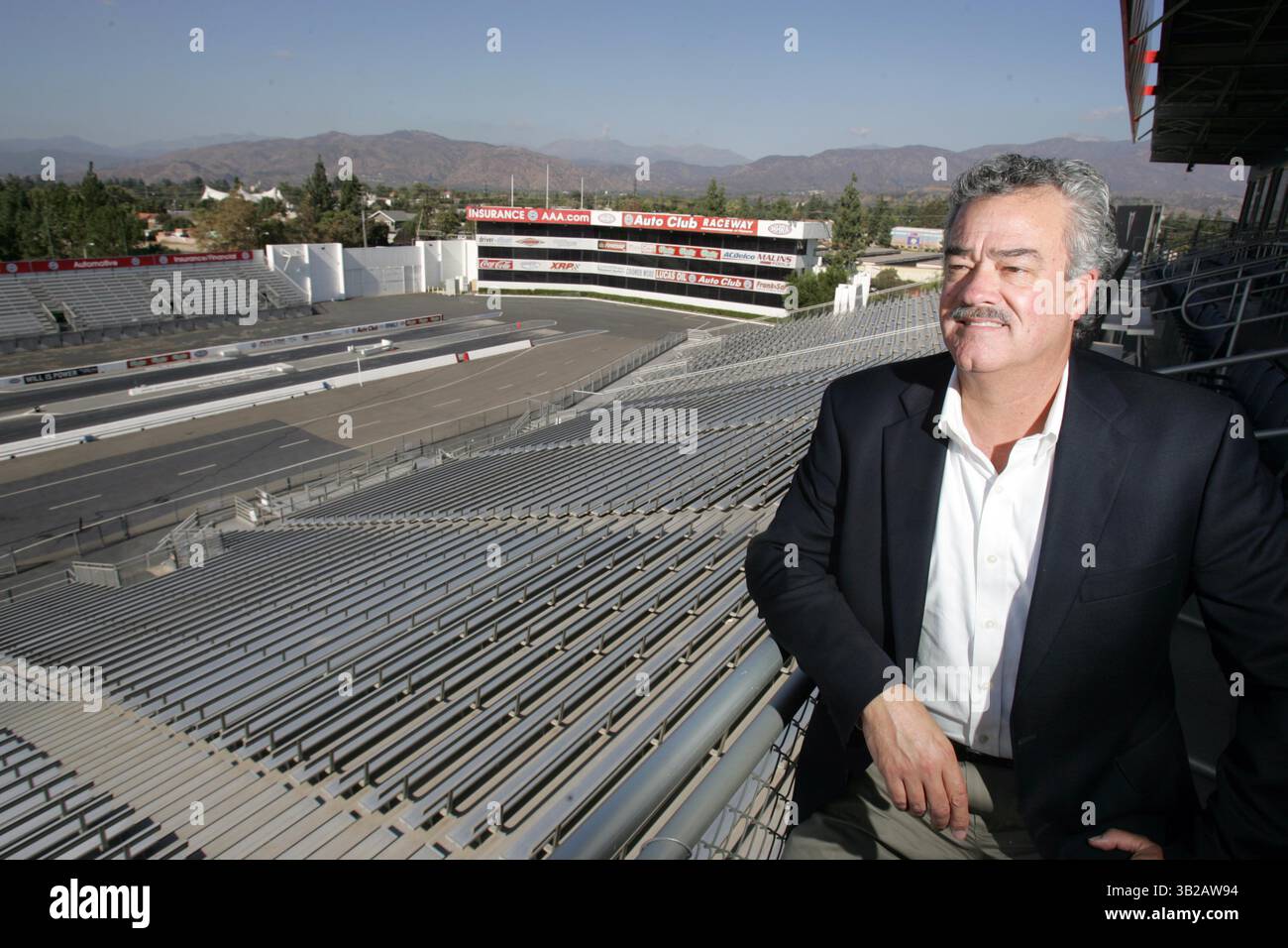 23. November 2009: Pomona, Kalifornien, USA: TOM COMPTON, Präsident der National Hot Rod Association (NHRA), auf dem Auto Club Raceway in Pomona. (Kreditbild: © Ringo Chiu/Zuma Press) Stockfoto