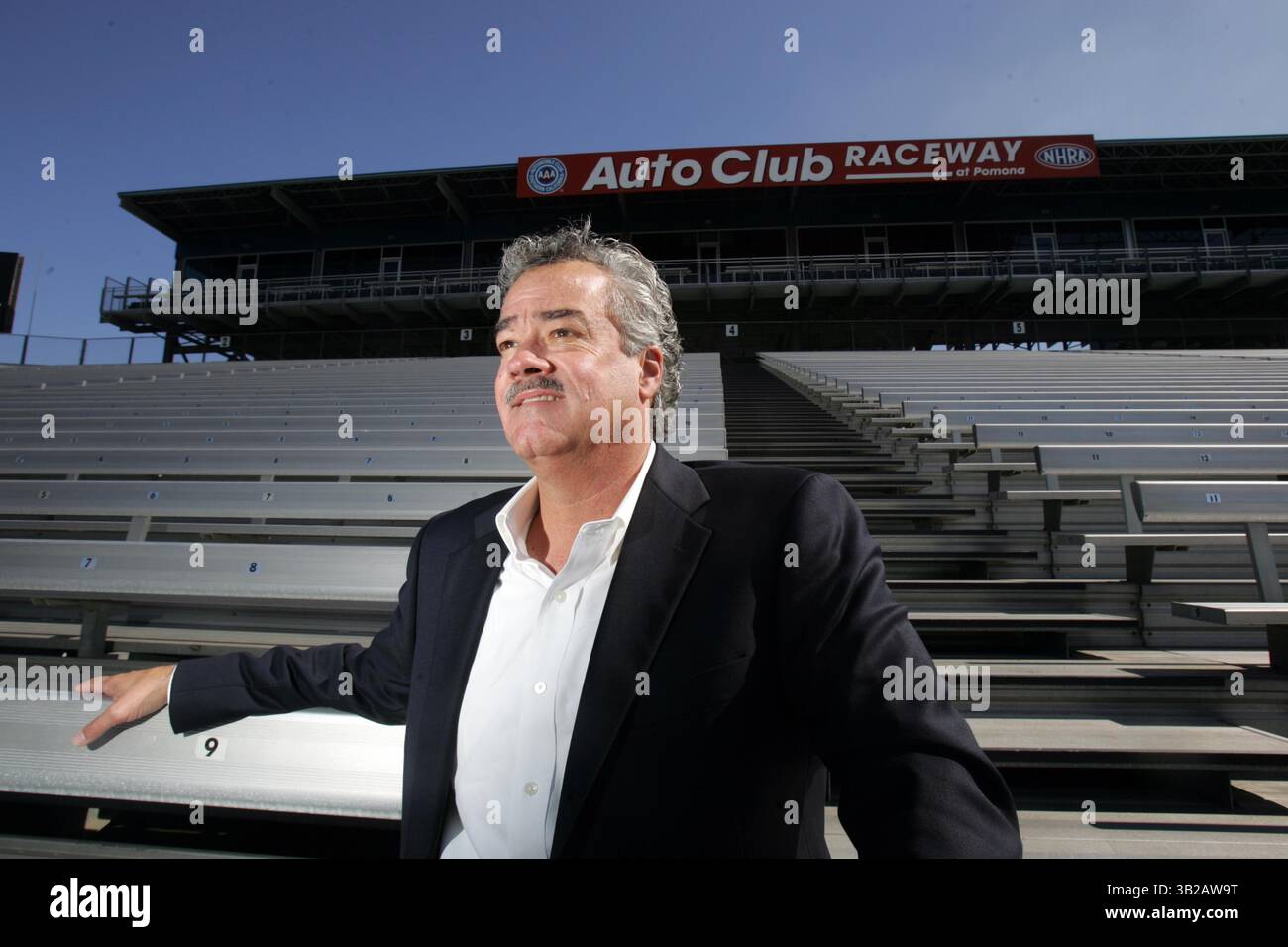 23. November 2009: Pomona, Kalifornien, USA: TOM COMPTON, Präsident der National Hot Rod Association (NHRA), auf dem Auto Club Raceway in Pomona. (Kreditbild: © Ringo Chiu/Zuma Press) Stockfoto