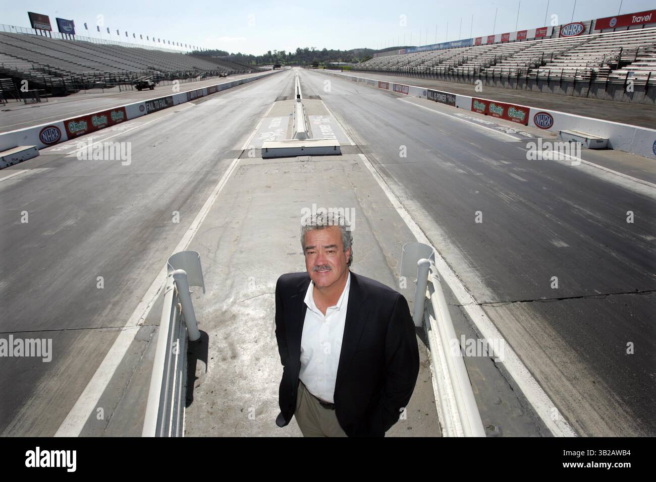 23. November 2009: Pomona, Kalifornien, USA: TOM COMPTON, Präsident der National Hot Rod Association (NHRA), auf dem Auto Club Raceway in Pomona. (Kreditbild: © Ringo Chiu/Zuma Press) Stockfoto