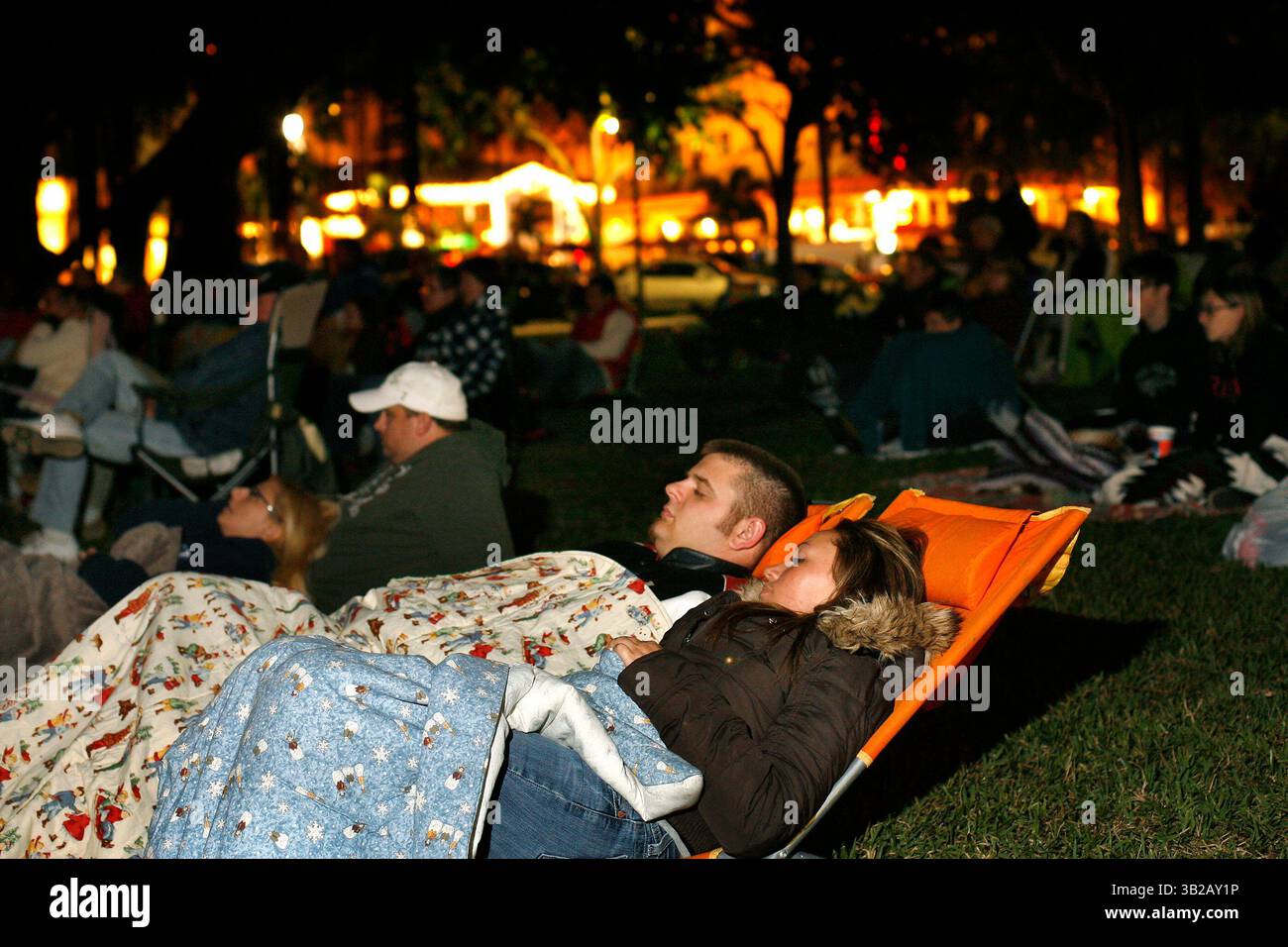 28. November 2009 - St. Petersburg, Florida, USA - SP 315310 CERR Movie 3 of 3 (11/28/2009 St. Petersburg) Robert Ervien (cq), 19, und Jessie Kobiolka (cq), 18, beide aus St. Petersburg, halten sich unter ihren Bettdecken warm, während sie „We're No Angels“ (1955) mit Humphrey Bogart in der Hauptrolle sehen. Der Film ist der zweite in einer Reihe von kostenlosen Weihnachtsklassikern, die bis Weihnachten freitags und samstags gespielt werden. Der Spielplan wurde überarbeitet. Hier ist der letzte Zeitplan: 4. Dezember, Prancer; 5. Dezember, Weiße Weihnachten; 11. Dezember, eine Weihnachtsgeschichte; 12. Dezember. Polar Express; 19. Dezember, I Stockfoto