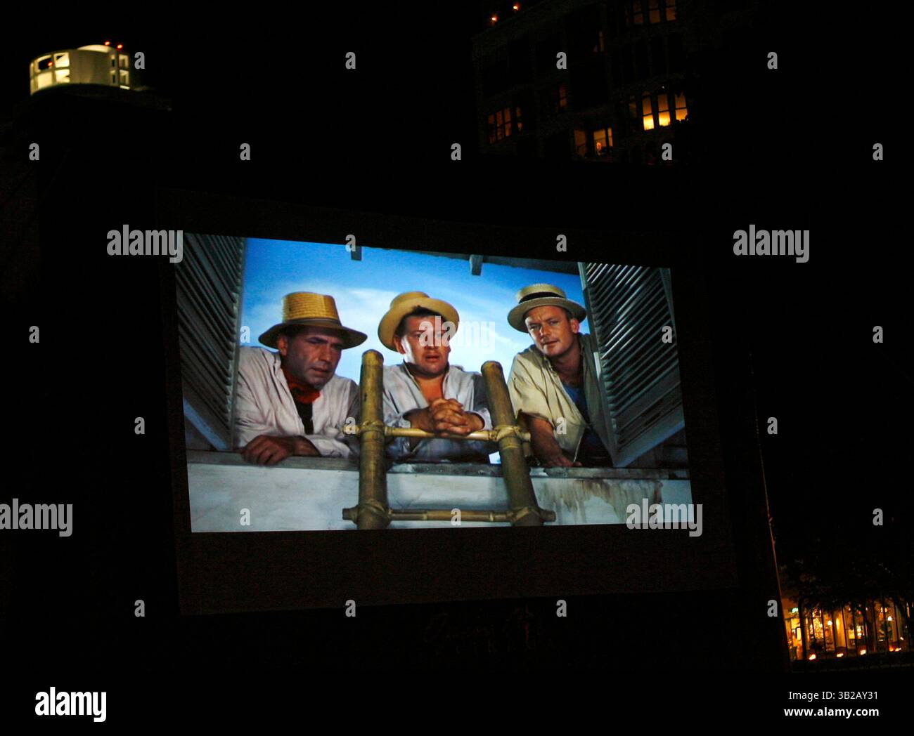 28. November 2009 - St. Petersburg, Florida, USA - SP 315310 CERR Movie 1 of 3 (11/28/2009 St. Petersburg) „We're No Angels“ (1955) mit Humphrey Bogart (hier links), wird Samstagabend auf einem aufblasbaren Bildschirm im North Straub Park gezeigt. Der Film ist der zweite in einer Reihe von kostenlosen Weihnachtsklassikern, die bis Weihnachten freitags und samstags gespielt werden. Der Spielplan wurde überarbeitet. Hier ist der letzte Zeitplan: 4. Dezember, Prancer; 5. Dezember, Weiße Weihnachten; 11. Dezember, eine Weihnachtsgeschichte; 12. Dezember. Polar Express; 19. Dezember, es ist ein wunderbares Leben; 20. Dezember, Wunder auf der 34. Straße. Show-Zeit ist um 7: Stockfoto