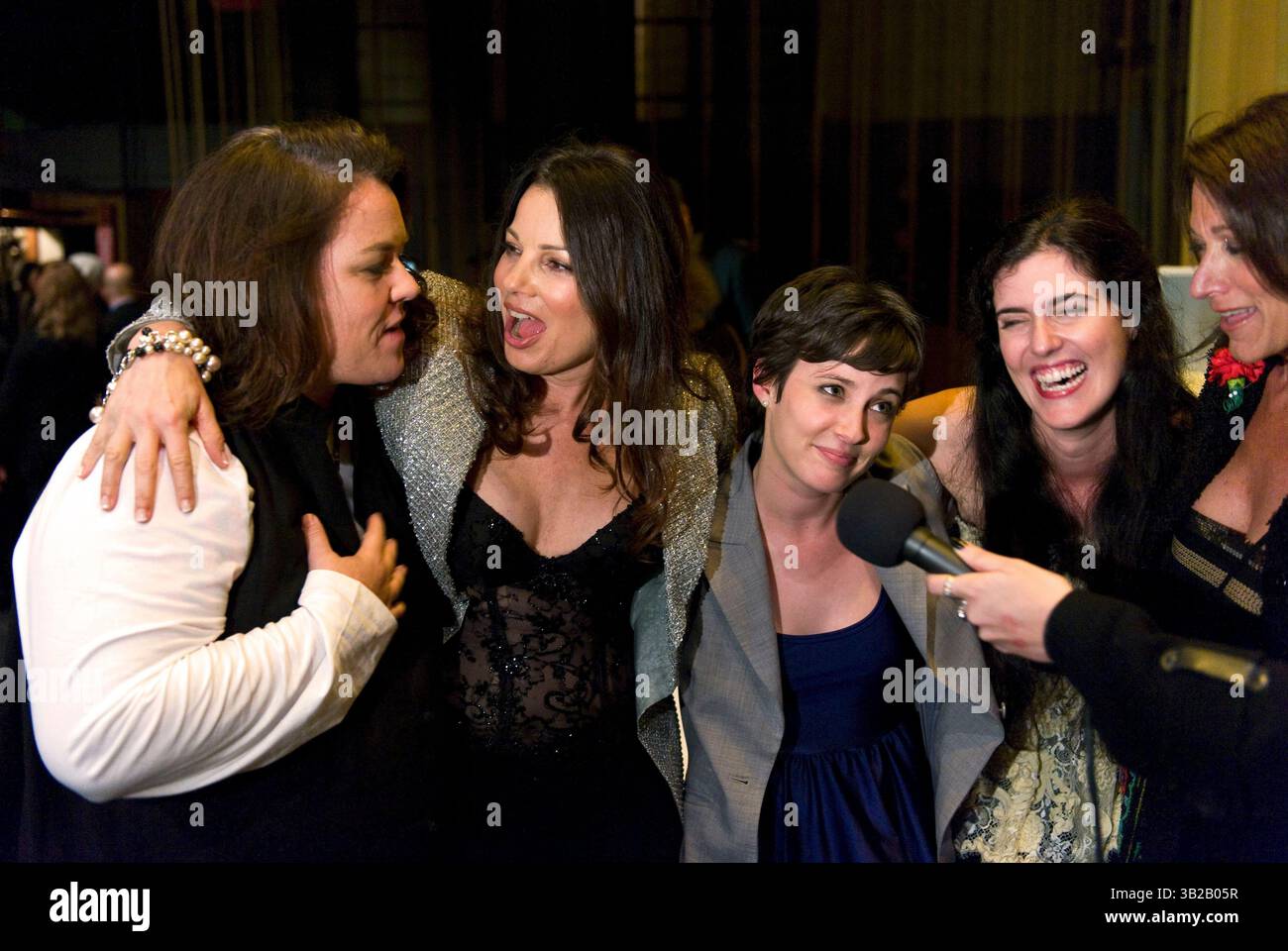 13. Dezember 2009 - Los Angeles, Kalifornien, USA - ROSIE O'DONNELL, FRAN DRESCHER, KATE ASCOTT-EVANS, ARRICA ROSE und SUSAN HOLLAND (l bis r) nach dem Million Dollar Revival, einer Benefiz-Varieté-Show für Frau Dreschers Krebs-Schmancer-Bewegung und dem Start des Fran Van-Projekts zur Früherkennung, das medizinische Informationen, Krebs-Screening-Tests und Nachsorge für einkommensminderversicherte Frauen in ganz Los Angeles bereitstellt. (Kreditbild: © Brian Cahn/ZUMApress.com) Stockfoto