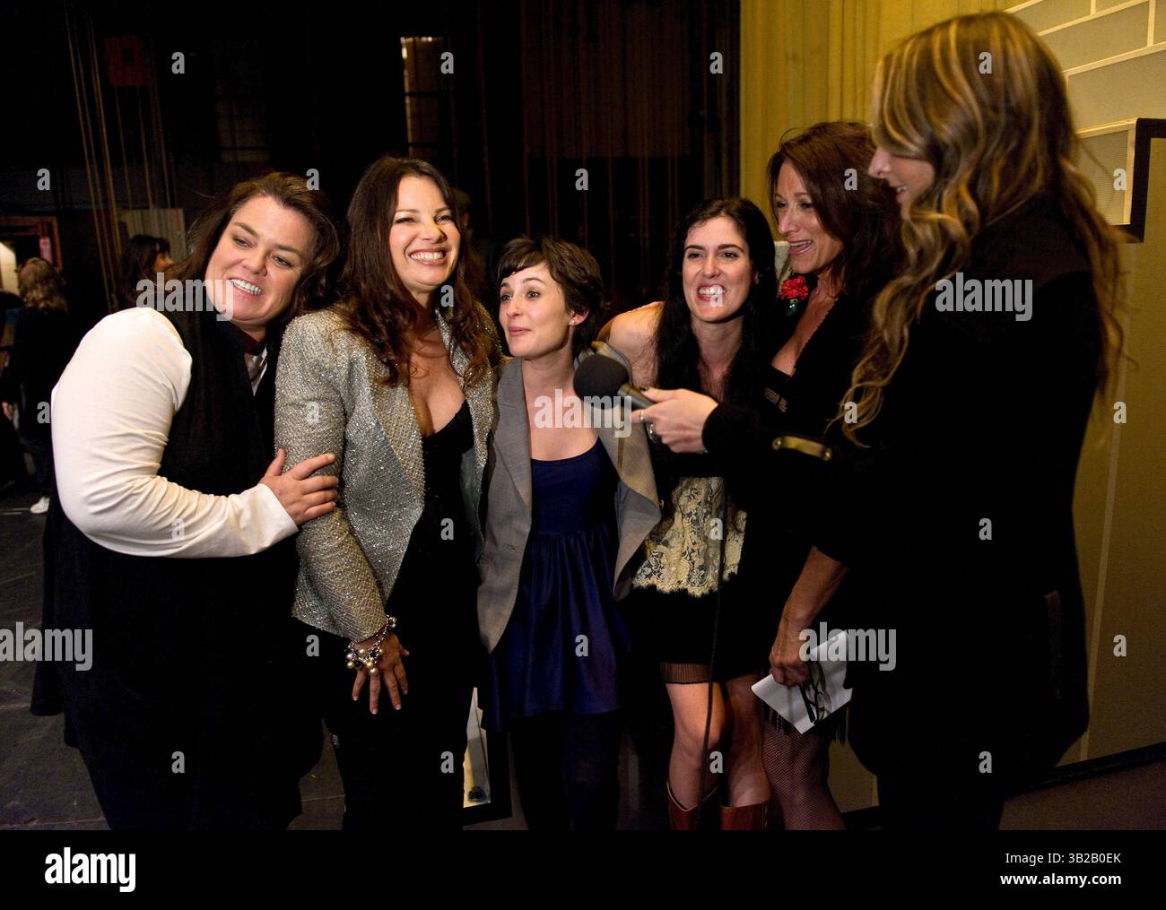 13. Dezember 2009 - Los Angeles, Kalifornien, USA - ROSIE O'DONNELL, FRAN DRESCHER, KATE ASCOTT-EVANS, ARRICA ROSE, SUSAN HOLLAND und ELENA TORRES (l bis r) nach dem Million Dollar Revival, einer Benefiz-Varieté-Show für Frau Dreschers Krebs-Schmancer-Bewegung und dem Start des Fran Van-Projekts zur Früherkennung, das medizinische Informationen, Krebs-Screening-Tests und Nachsorge für Frauen mit niedrigem Einkommen in ganz Los Angeles bereitstellt. (Kreditbild: © Brian Cahn/ZUMApress.com) Stockfoto