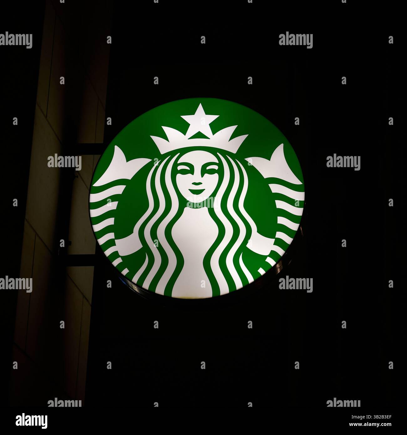 Neonschild für die globale Kaffeehauskette Starbucks im Stadtzentrum von Dresden bei Nacht Stockfoto