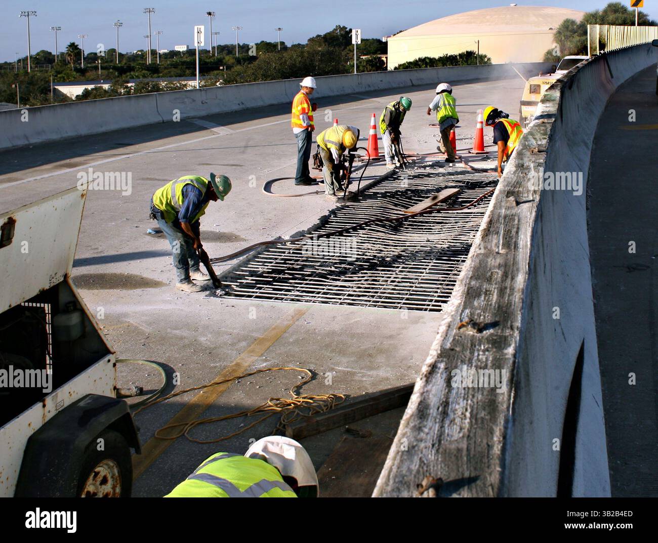 Dezember 2009 - St. Petersburg, Florida, USA - CHERIE DIEZ | Times. SP 316023 DIEZ axie 3 vom 3 (12/15/2009 St. Petersburg) . Wenn man nach Westen blickt, sieht man eine frische Spur im Vordergrund, in der Nähe, wo die Arbeiter mit dem Abriss und dem Austausch eines 28 Fuß langen Teils des Brückendecks auf der Pinellas Bayway-Rampe zur Interstate 275 in nördlicher Richtung begannen, die geschlossen wurde, nachdem ein Zementwagen, der die I-275 in südlicher Richtung verließ, am Montag gegen 12:45 Uhr über die Mittelmauer kippte. Der Lkw landete auf den gegenüberliegenden Spuren und seine Trommel wurde freigeworfen. Der Zylinder riss ein Loch durch die Fahrbahn, während er zum Stillstand rutschte Stockfoto