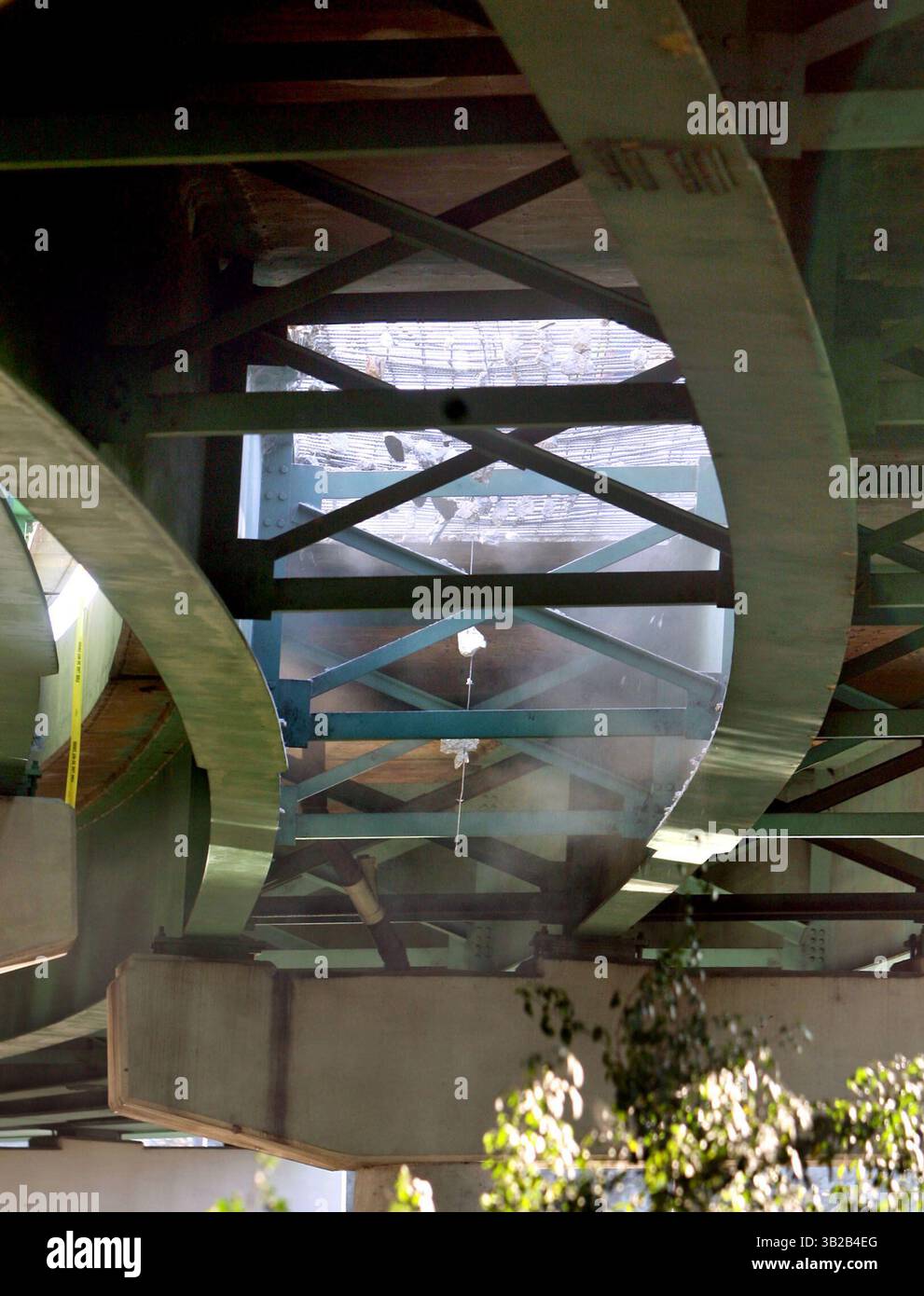 Dezember 2009 - St. Petersburg, Florida, USA - CHERIE DIEZ | Times. SP 316023 DIEZ axie 2 vom 3 (12/15/2009 St. Petersburg) . Ein Blick von unten, als die Arbeiter mit dem Abriss und dem Ersatz eines 28 Fuß langen Teils des Brückendecks auf der Pinellas Bayway-Auffahrt zur Interstate 275 begannen, der geschlossen wurde, nachdem ein Zementwagen, der die I-275 in Richtung Süden verließ, am Montag gegen 12:45 Uhr über die Mittelwand kippte. Der Lkw landete auf den gegenüberliegenden Spuren und seine Trommel wurde freigeworfen. Der Zylinder riss ein Loch durch die Fahrbahn, während er zum Stillstand rutschte und 30.000 Pfund Zement verschüttete Stockfoto