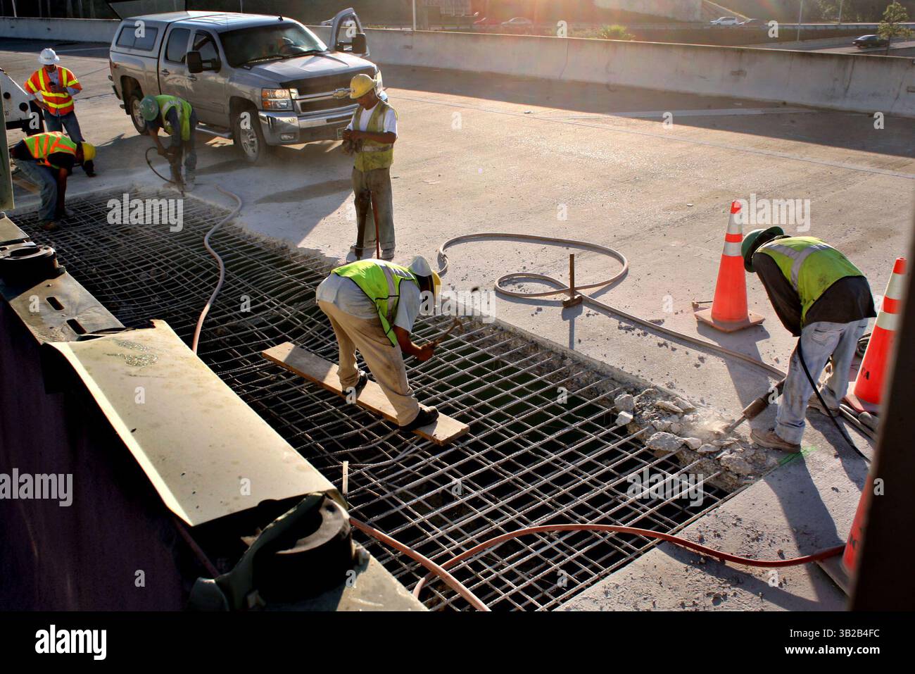 Dezember 2009 - St. Petersburg, Florida, USA - CHERIE DIEZ | Times. SP 316023 DIEZ axie 1 vom 3 (12/15/2009 St. Petersburg) . Blick nach Osten, wo die Arbeiter begannen, einen 28 Fuß langen Teil des Brückendecks auf der Pinellas Bayway-Auffahrt zur Interstate 275 in nördlicher Richtung zu zerstören und zu ersetzen, der geschlossen wurde, nachdem ein Zementwagen, der die I-275 in südlicher Richtung verließ, gegen 12:45 Uhr am Montag über die Mittelwand kippte. Der Lkw landete auf den gegenüberliegenden Spuren und seine Trommel wurde freigeworfen. Der Zylinder riss ein Loch durch die Fahrbahn, während er zum Stillstand rutschte und 30.000 Pfund Zement verschüttete Stockfoto