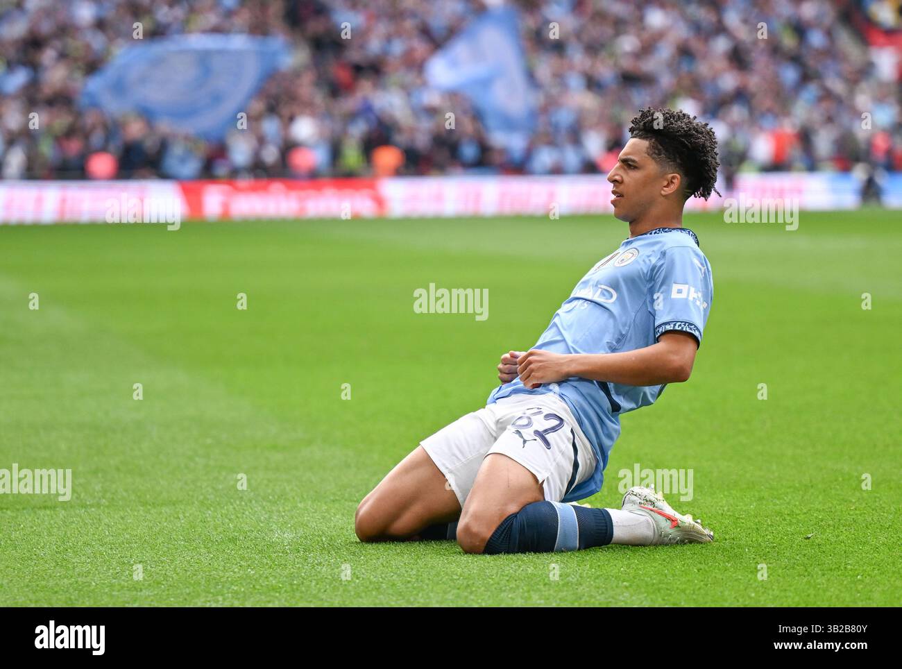 Wembley Stadium, London, Großbritannien. April 2025. FA Cup Halbfinale Fußball, Nottingham Forest gegen Manchester City; Ricco Lewis aus Manchester City feiert ein Tor in der 3. Minute für 1-0 Credit: Action Plus Sports/Alamy Live News Stockfoto
