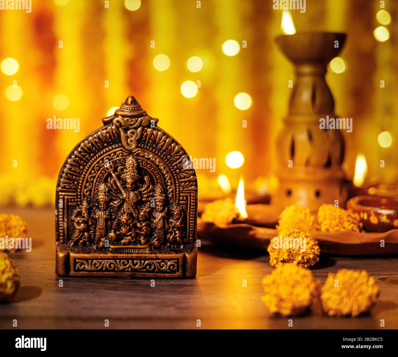 Atemberaubendes Göttin Durga Idol mit beleuchtetem Hintergrund, ideal für Durga Puja, Navratri, indische Feste, Spiritualität, hinduistische Mythologie Stockfoto