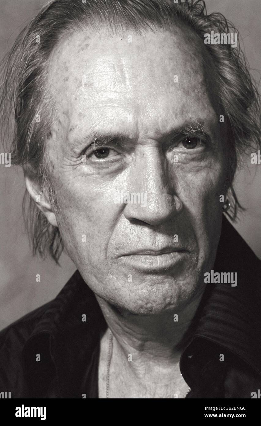 Juni 2009 - Bangkok, Thailand - DAVID CARRADINE alias JOHN ARTHUR CARRADINE (* 8. Dezember 1936 - 3. Juni 2009), US-amerikanischer Schauspieler, der für seine Arbeit in Kill Bill und Kwai Chang Caine in der Fernsehserie Kung Fu aus den 1970er Jahren bekannt ist, wurde am Mittwoch tot in seinem Hotelzimmer in Bangkok aufgefunden. Die thailändische Polizei sagte, ein Dienstmädchen fand die Leiche von Carradine, 72, in seinem Zimmer, in einem Kleiderschrank mit einem Seil um Hals und Körper. Carradine drehte seinen neuesten Film „Stretch“ in Thailand. FOTO: 25. Mai 2006: Miami, Florida, USA: US-amerikanischer Schauspieler DAVID CARRADINE. (Bild: © David Jacobs/ZUMA Press) Stockfoto