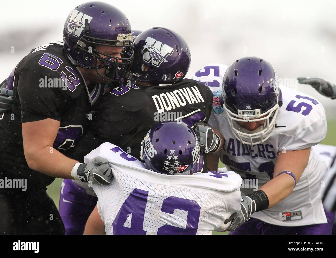 19. Dezember 2009 – Salem, VA, USA – 19. Dezember 2009: Wisconsin-Whitewater Quarterback Jeff Donovan #5 wird von Stephan Johnson #42 und Matt Williamson #51 bei der NCAA Division III National Championship zwischen Mount Union und Wisconsin-Whitewater im Amos Alonzo Stagg Bowl im Willis White Field in Salem, Virginia gespielt. (Bild: © Scott Terna/Cal Sport Media/ZUMApress.com) Stockfoto