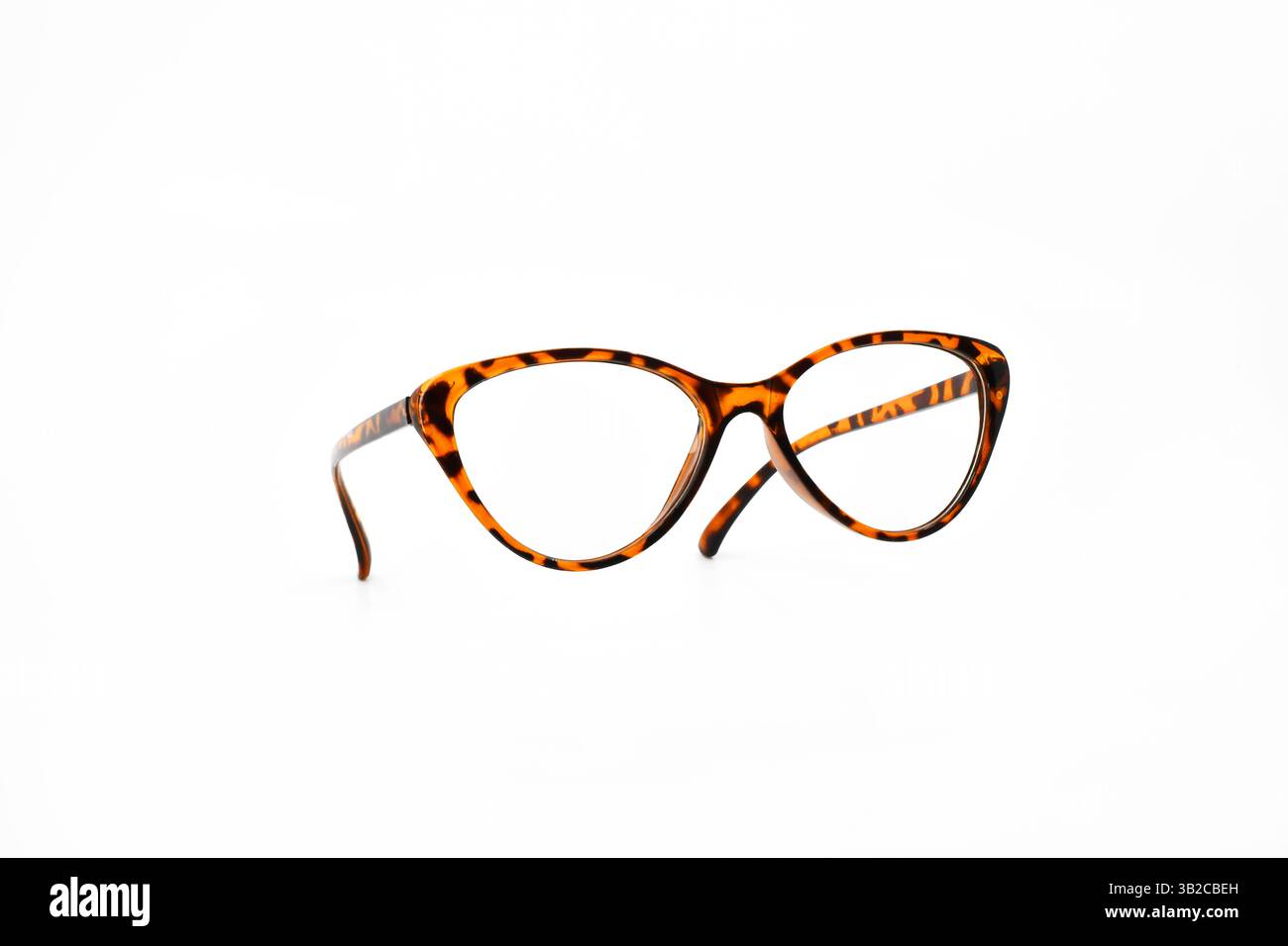 Nahaufnahme der Seite einer Damenbrille mit einem farbigen Rahmen mit Leopardenmuster. Keine Personen. Stockfoto