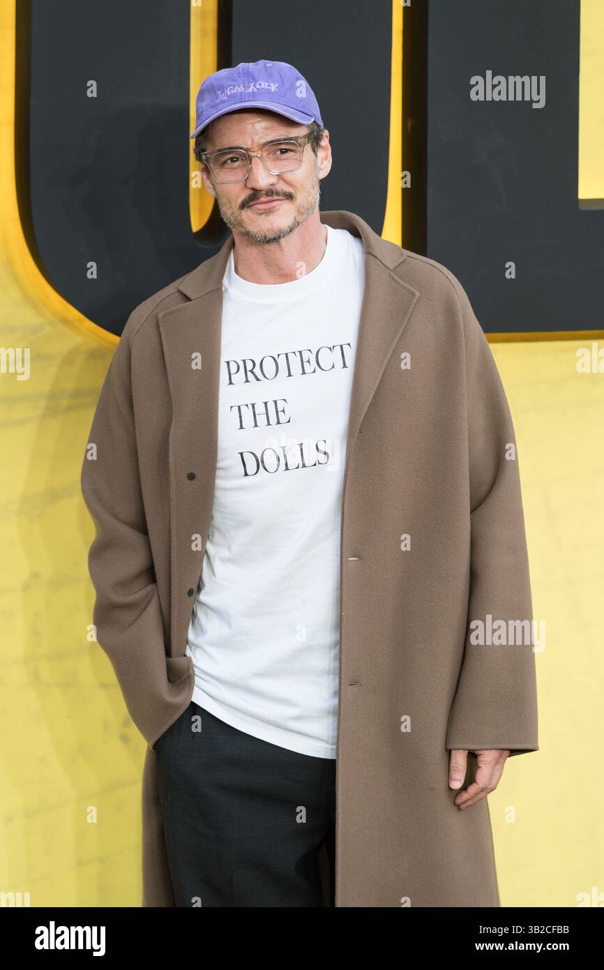 London, Großbritannien. April 2025. Pedro Pascal trägt ein T-Shirt mit dem Slogan „Protect the Dolls“ zur Unterstützung von Transfrauen des amerikanischen Designers Conner Ives, der bei der europäischen Premiere von „Thunderbolt*“ auf dem Cineworld Leicester Square anwesend ist. Quelle: Wiktor Szymanowicz/Alamy Stockfoto