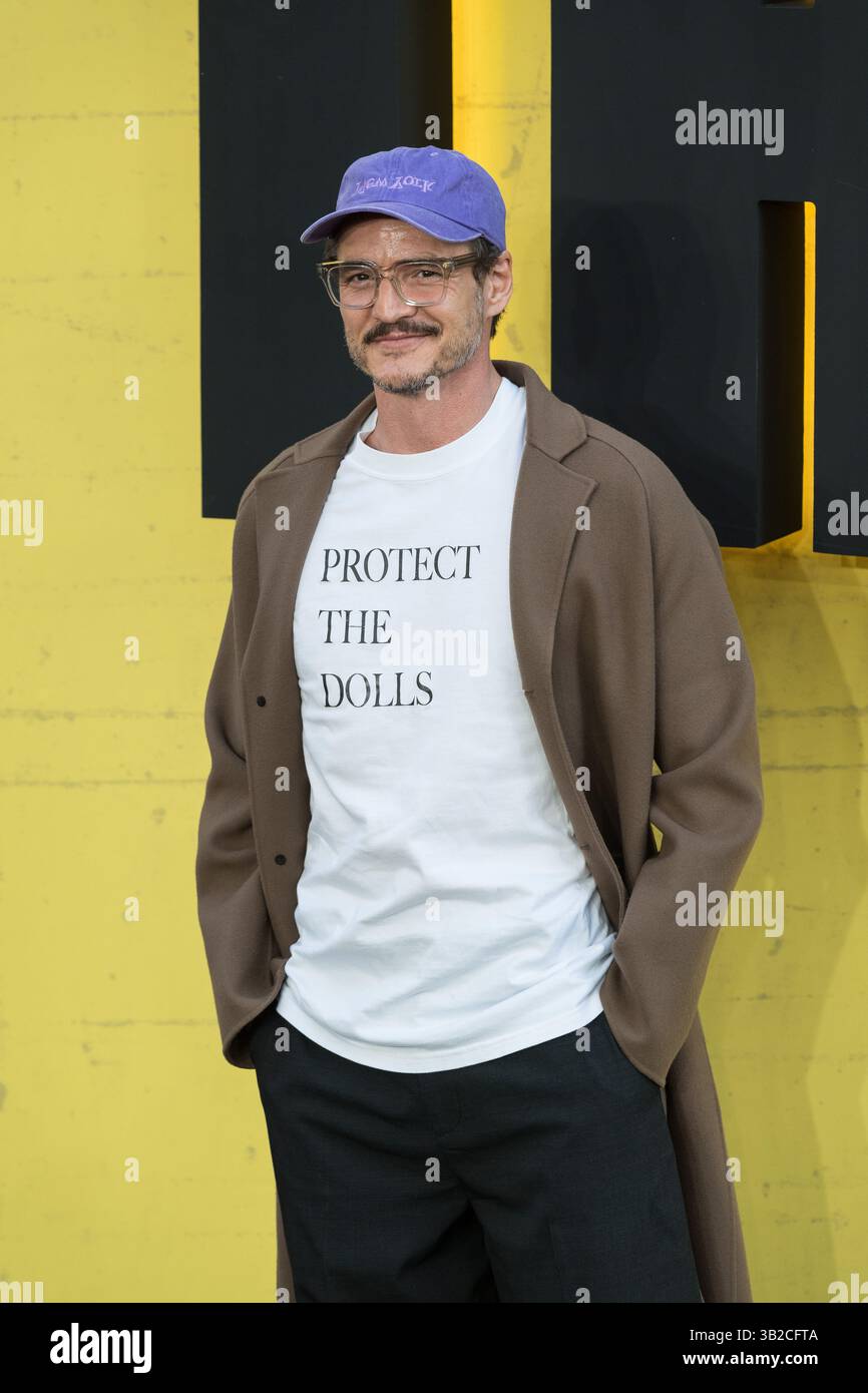 London, Großbritannien. April 2025. Pedro Pascal trägt ein T-Shirt mit dem Slogan „Protect the Dolls“ zur Unterstützung von Transfrauen des amerikanischen Designers Conner Ives, der bei der europäischen Premiere von „Thunderbolt*“ auf dem Cineworld Leicester Square anwesend ist. Quelle: Wiktor Szymanowicz/Alamy Stockfoto