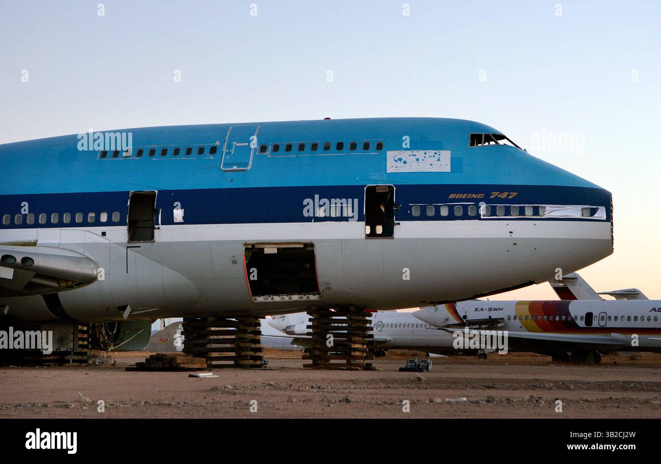 21. November 2009 - Mojave, Kalifornien, USA - Ein pensioniertes Flugzeug der Boeing 747 sitzt auf Blocks am Flughafen Mojave in Mojave. Aufgrund der kürzlichen Rezession werden viele ungenutzte Flugzeuge in der kalifornischen Wüste gelagert oder abgeschabt. (Bild: © KC Alfred/ZUMA Press) Stockfoto