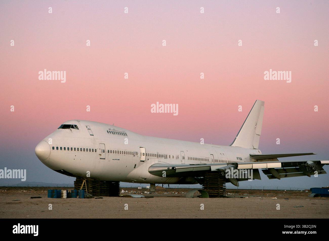 21. November 2009 - Mojave, Kalifornien, USA - Ein pensioniertes Flugzeug der Boeing 747 sitzt auf Blocks am Flughafen Mojave in Mojave. Aufgrund der kürzlichen Rezession werden viele ungenutzte Flugzeuge in der kalifornischen Wüste gelagert oder abgeschabt. (Bild: © KC Alfred/ZUMA Press) Stockfoto