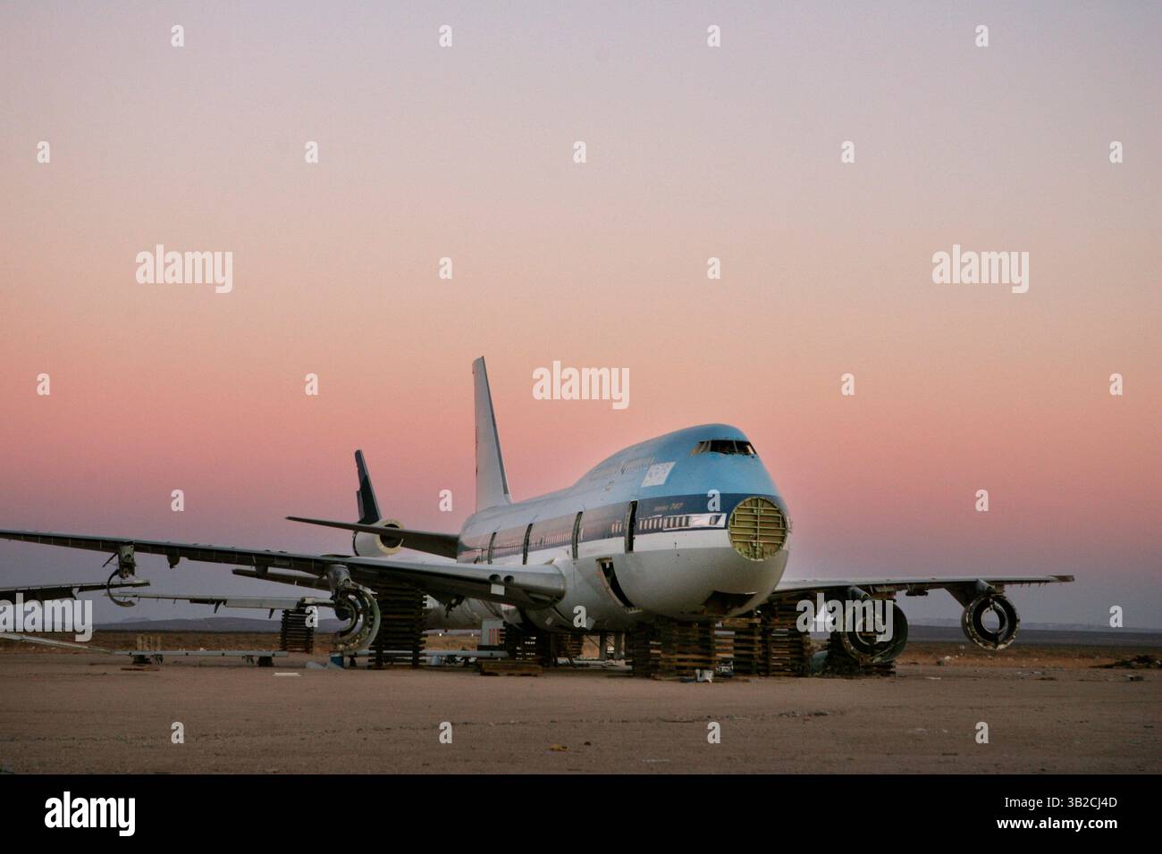 21. November 2009 - Mojave, Kalifornien, USA - Ein pensioniertes Flugzeug der Boeing 747 sitzt auf Blocks am Flughafen Mojave in Mojave. Aufgrund der kürzlichen Rezession werden viele ungenutzte Flugzeuge in der kalifornischen Wüste gelagert oder abgeschabt. (Bild: © KC Alfred/ZUMA Press) Stockfoto