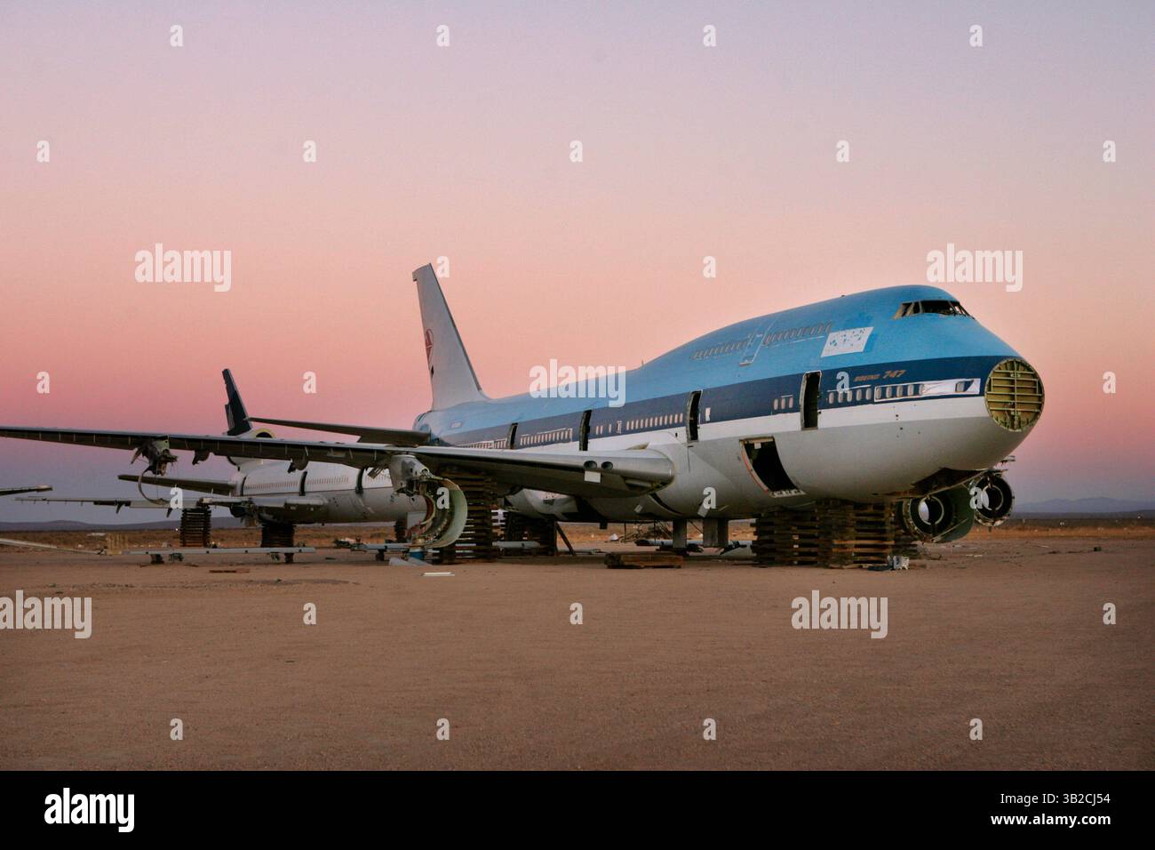 21. November 2009 - Mojave, Kalifornien, USA - Ein pensioniertes Flugzeug der Boeing 747 sitzt auf Blocks am Flughafen Mojave in Mojave. Aufgrund der kürzlichen Rezession werden viele ungenutzte Flugzeuge in der kalifornischen Wüste gelagert oder abgeschabt. (Bild: © KC Alfred/ZUMA Press) Stockfoto