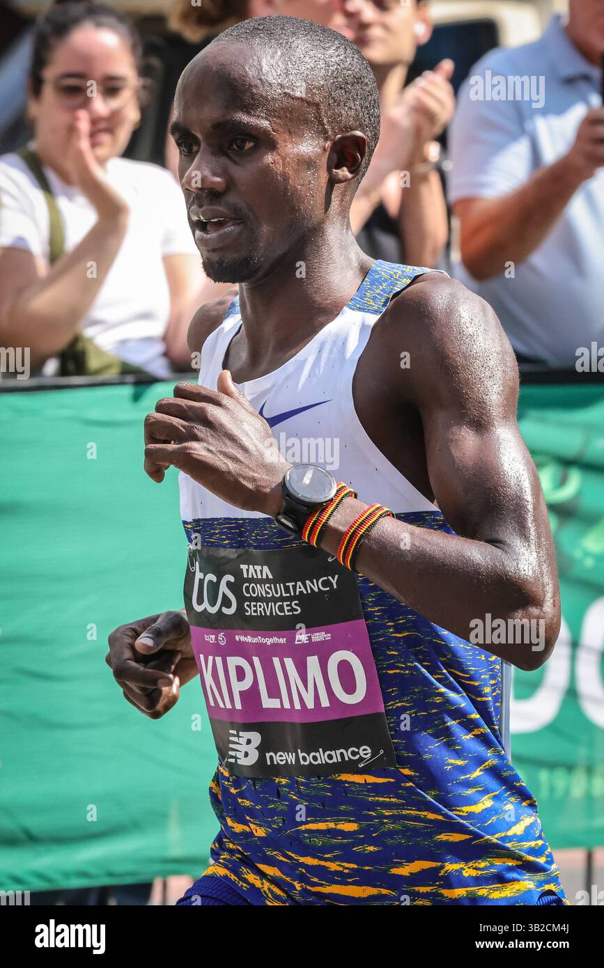 London, Großbritannien. April 2025. Jacob Kiplimo, Uganda, wurde später 2. Platz in seinem Marathon-Debüt. Die Elite Men-Läufer kommen beim London Marathon 2025 auf der Meile 23 in der Nähe der London Bridge durch. Quelle: Imageplotter/Alamy Live News Stockfoto