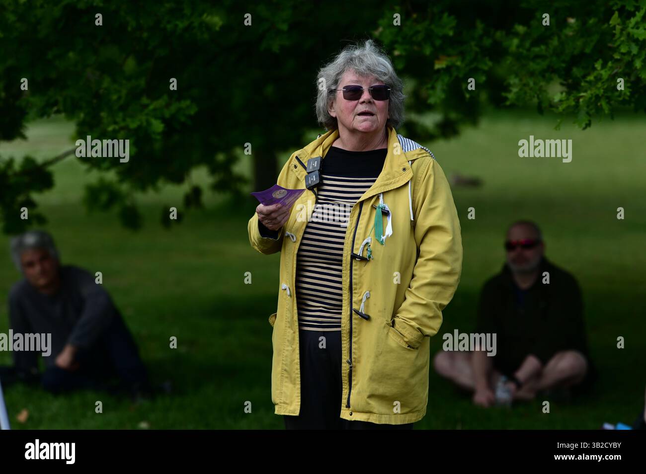 LONDON, ENGLAND - 27. APRIL 2025: Rednerin bei der Frauenkundgebung „Let Women Speak“ fühlt sich befähigt, sich gegen die größte Ungerechtigkeit auszusprechen, dass Transmenschen Frauen sind. Frauen brauchen ihren eigenen persönlichen Raum. Trans-Menschen haben kein Recht, Frauen zu sein. Trans-Menschen sollten nicht erlaubt sein, den Raum der Frauen zu teilen. Darüber hinaus sind wir gegen Geschlechterbildung für Kinder in Schulen. Es gibt nur zwei Geschlechter, männlich und weiblich, die sich am Reformers Tree im Londoner Hyde Park, England, versammeln. (Foto von 李世惠/siehe Li/Picture Capital) Stockfoto