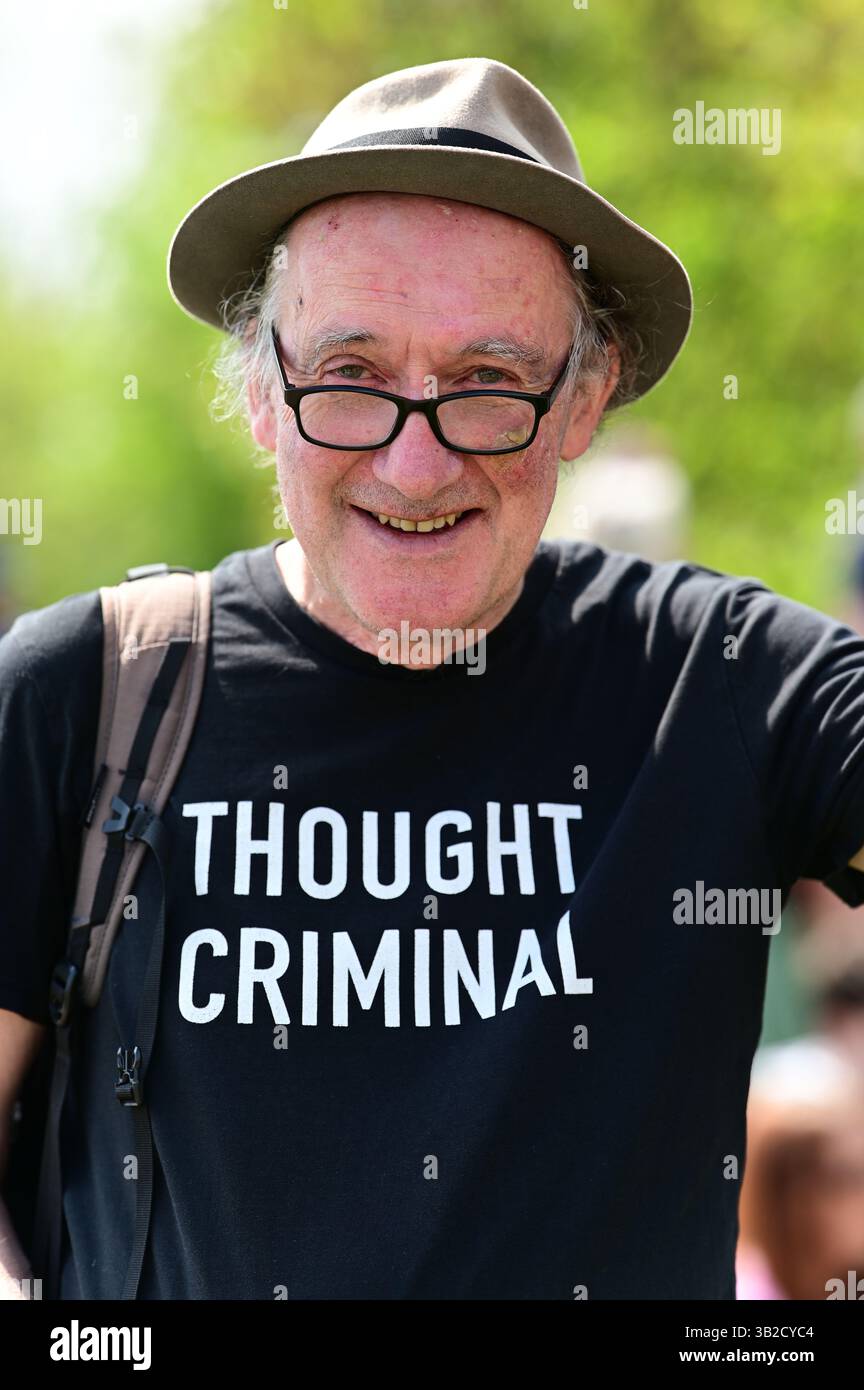 LONDON, ENGLAND - 27. APRIL 2025: Eine Kundgebung für Frauen „Let Women Speak“ fühlt sich befähigt, sich gegen die größte Nonesense auszusprechen, dass Transmenschen Frauen sind. Frauen brauchen ihren eigenen persönlichen Raum. Trans-Menschen haben kein Recht, Frauen zu sein. Trans-Menschen sollten nicht erlaubt sein, den Raum der Frauen zu teilen. Darüber hinaus sind wir gegen Geschlechterbildung für Kinder in Schulen. Es gibt nur zwei Geschlechter, männlich und weiblich, die sich am Reformers Tree im Londoner Hyde Park, England, versammeln. (Foto von 李世惠/siehe Li/Picture Capital) Stockfoto