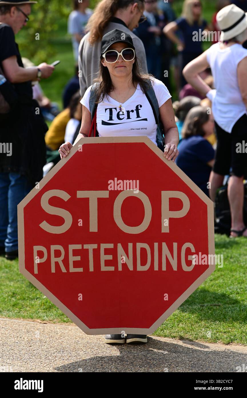LONDON, ENGLAND - 27. APRIL 2025: Eine Kundgebung für Frauen „Let Women Speak“ fühlt sich befähigt, sich gegen die größte Nonesense auszusprechen, dass Transmenschen Frauen sind. Frauen brauchen ihren eigenen persönlichen Raum. Trans-Menschen haben kein Recht, Frauen zu sein. Trans-Menschen sollten nicht erlaubt sein, den Raum der Frauen zu teilen. Darüber hinaus sind wir gegen Geschlechterbildung für Kinder in Schulen. Es gibt nur zwei Geschlechter, männlich und weiblich, die sich am Reformers Tree im Londoner Hyde Park, England, versammeln. (Foto von 李世惠/siehe Li/Picture Capital) Stockfoto