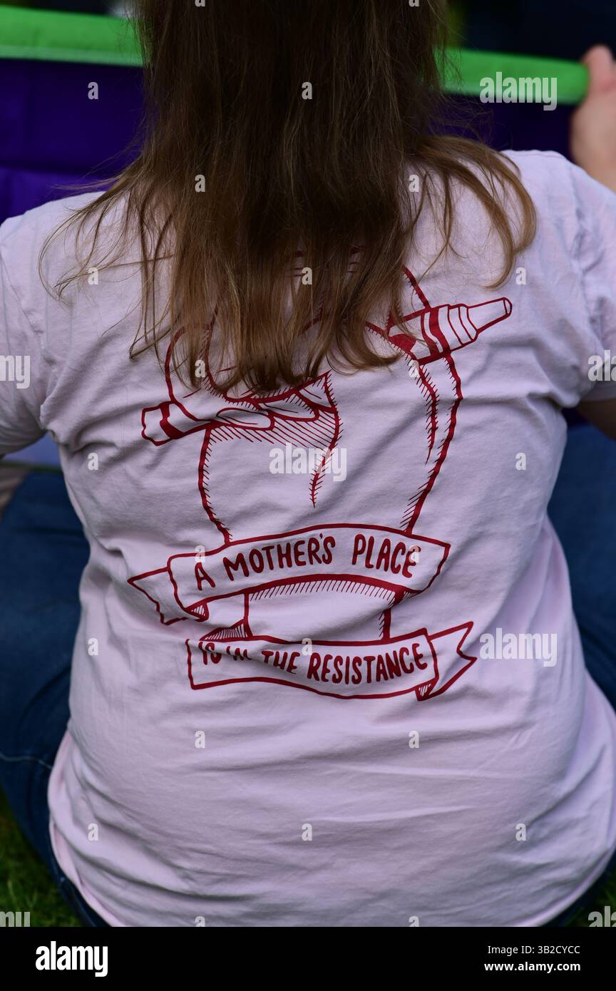 LONDON, ENGLAND - 27. APRIL 2025: Eine Kundgebung für Frauen „Let Women Speak“ fühlt sich befähigt, sich gegen die größte Nonesense auszusprechen, dass Transmenschen Frauen sind. Frauen brauchen ihren eigenen persönlichen Raum. Trans-Menschen haben kein Recht, Frauen zu sein. Trans-Menschen sollten nicht erlaubt sein, den Raum der Frauen zu teilen. Darüber hinaus sind wir gegen Geschlechterbildung für Kinder in Schulen. Es gibt nur zwei Geschlechter, männlich und weiblich, die sich am Reformers Tree im Londoner Hyde Park, England, versammeln. (Foto von 李世惠/siehe Li/Picture Capital) Stockfoto