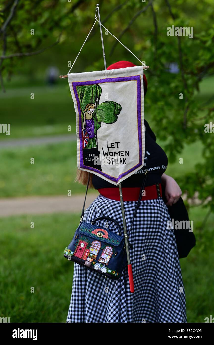LONDON, ENGLAND - 27. APRIL 2025: Eine Kundgebung für Frauen „Let Women Speak“ fühlt sich befähigt, sich gegen die größte Nonesense auszusprechen, dass Transmenschen Frauen sind. Frauen brauchen ihren eigenen persönlichen Raum. Trans-Menschen haben kein Recht, Frauen zu sein. Trans-Menschen sollten nicht erlaubt sein, den Raum der Frauen zu teilen. Darüber hinaus sind wir gegen Geschlechterbildung für Kinder in Schulen. Es gibt nur zwei Geschlechter, männlich und weiblich, die sich am Reformers Tree im Londoner Hyde Park, England, versammeln. (Foto von 李世惠/siehe Li/Picture Capital) Stockfoto