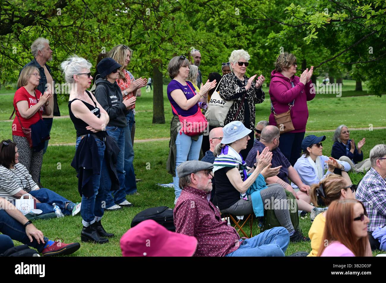 LONDON, ENGLAND - 27. APRIL 2025: Eine Kundgebung für Frauen „Let Women Speak“ fühlt sich befähigt, sich gegen die größte Nonesense auszusprechen, dass Transmenschen Frauen sind. Frauen brauchen ihren eigenen persönlichen Raum. Trans-Menschen haben kein Recht, Frauen zu sein. Trans-Menschen sollten nicht erlaubt sein, den Raum der Frauen zu teilen. Darüber hinaus sind wir gegen Geschlechterbildung für Kinder in Schulen. Es gibt nur zwei Geschlechter, männlich und weiblich, die sich am Reformers Tree im Londoner Hyde Park, England, versammeln. (Foto von 李世惠/siehe Li/Picture Capital) Stockfoto
