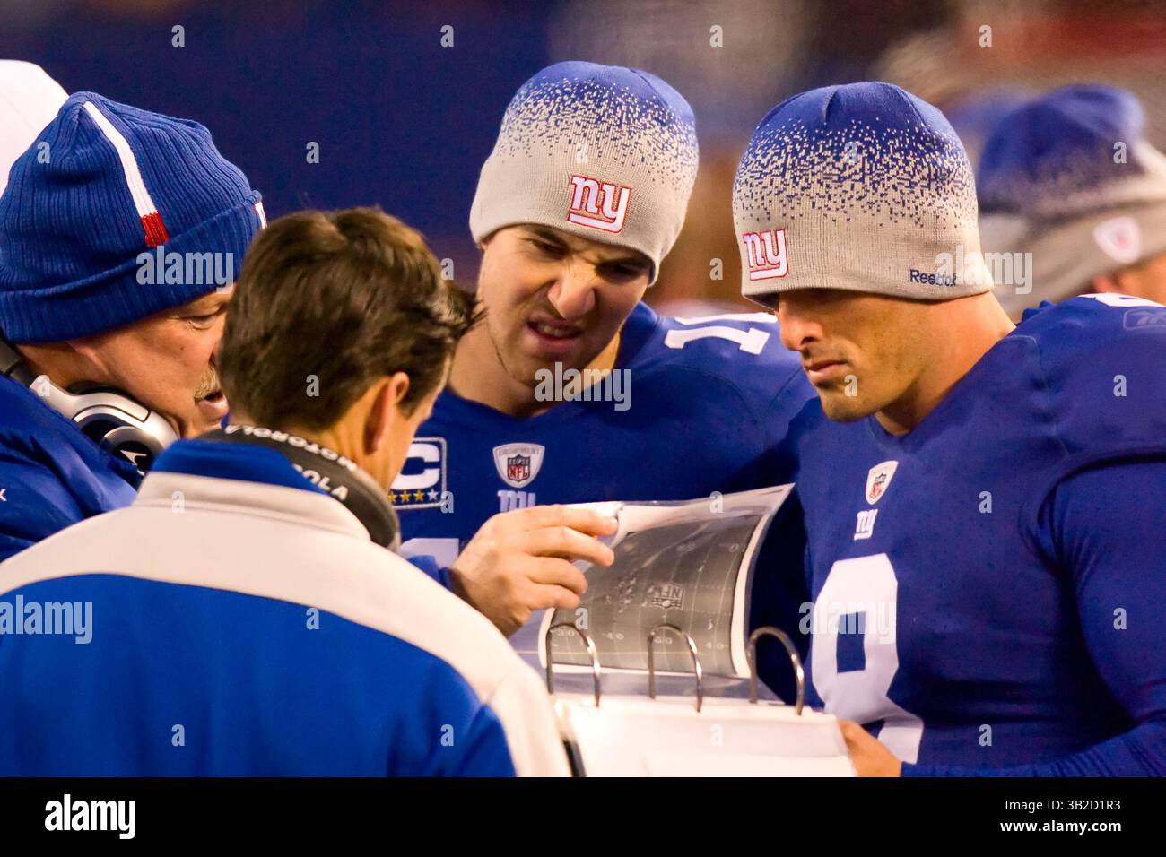 6. Dezember 2009 - East Rutherford, New Jersey, USA - 6. Dezember 2009: New York Giants Quarterback Eli Manning (10) und David Carr (8) schauen sich die Fotos des vorherigen Spiels während des Spiels zwischen den Dallas Cowboys und den New York Giants im Giants Stadium in East Rutherford, New Jersey an. (Bild: © Chris Szagola/Cal Sport Media/ZUMApress.com) Stockfoto