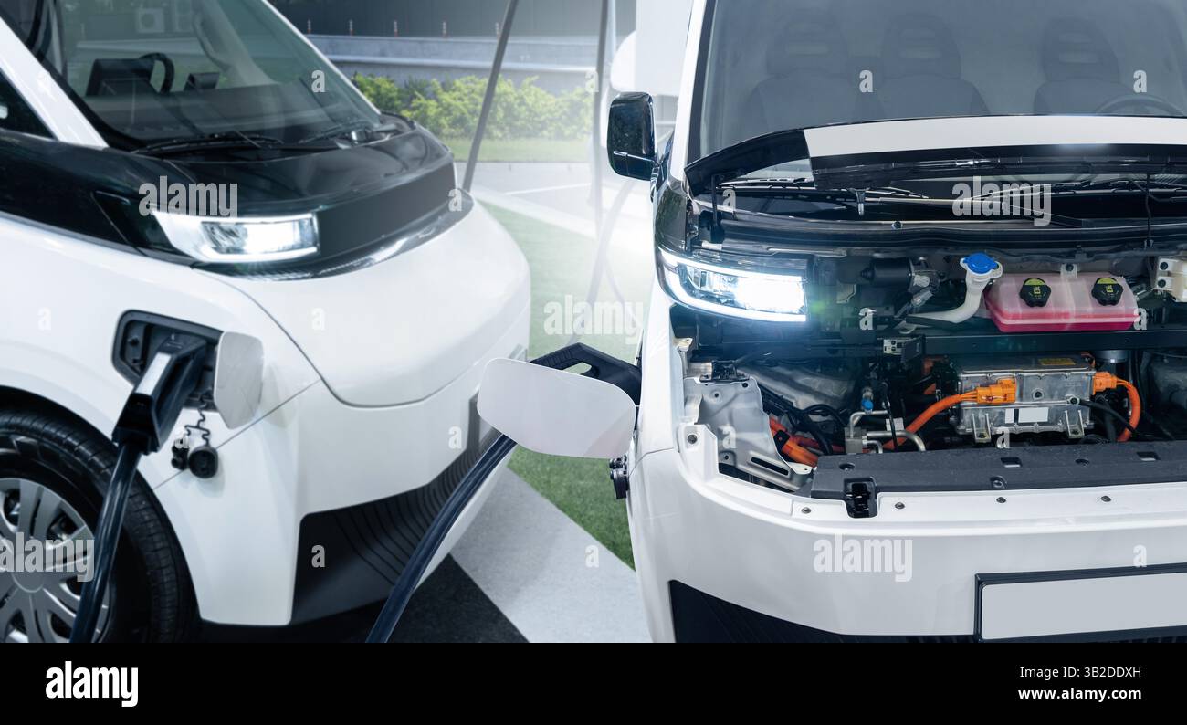 Laden von Elektrotransportern. Einer von Lieferwagen mit geöffneter Motorhaube. Stockfoto