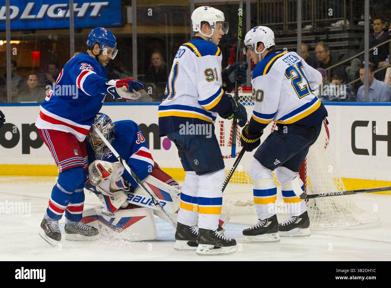 12. November 2015: Dan Boyle (22) beschützt den New York Rangers Torwart Henrik Lundqvist (30) vor dem rechten Flügel des St. Louis Blues Vladimir Tarasenko (91) und dem linken Flügel des St. Louis Blues Alexander Steen (20) während des Spiels zwischen den New York Rangers und den St. Louis Blues im Madison Square Garden in Manhattan. Die New York Rangers besiegen die St. Louis Blues mit 6:3. Obligatorische Gutschrift: Kostas Lymperopoulos/CSM (Bild des Gutscheins: © Kostas Lymperopoulos/CSM via ZUMA Wire) Stockfoto