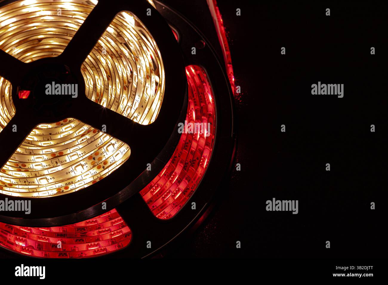 LED-Streifenrolle mit rotem und weißem Licht Stockfoto