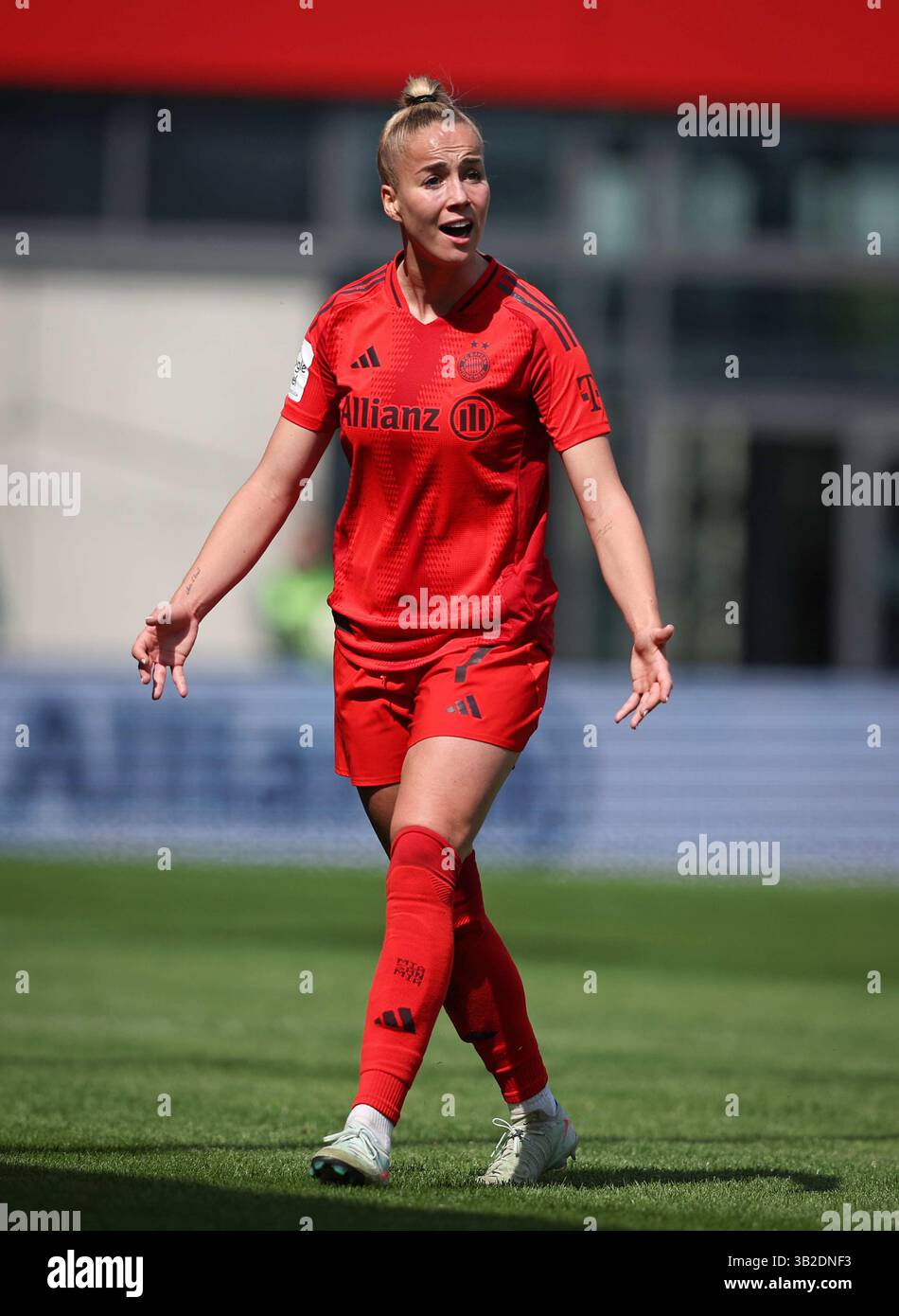 Giulia Gwinn vom FC Bayern München FC Bayern MŸnchen - SC Freiburg 3:1 FC Bayern MŸnchen deutscher Fussball Meister 2024 2025 Fussball Frauen Google Pixel Bundesliga Saison 2024 / 2025 Deutsche Meisterschaft FC Bayern München Frauen © diebilderwelt / Alamy Stock Stockfoto