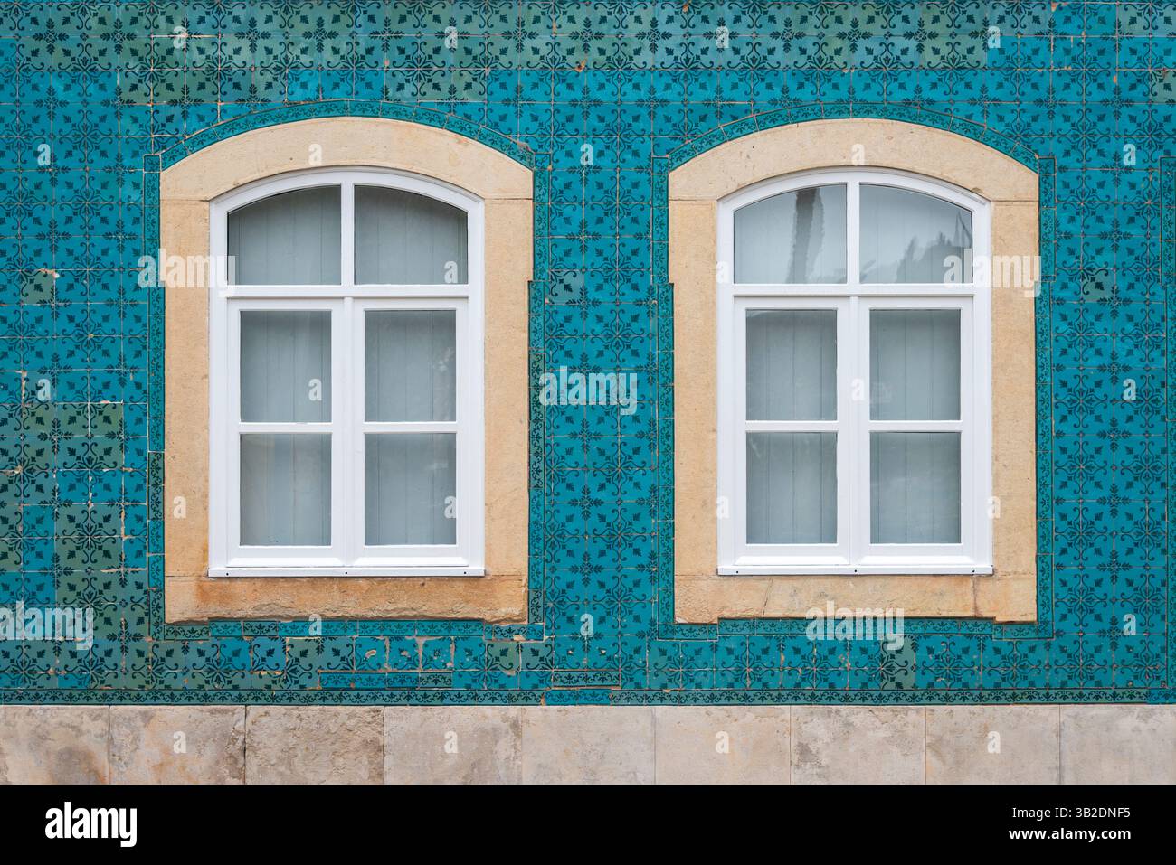 Fenster und Fliesen in einem traditionellen portugiesischen Gebäude Stockfoto