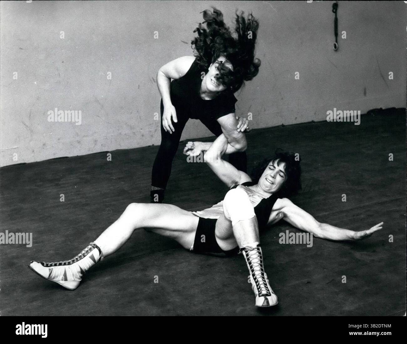 2. März 2012 - Frauen bis zum Alter Ã¢â‚¬â€œ Wrestlerinnen. Nicht so verbreitet wie Männer im Sport, aber da sind sie. Vor hundert Jahren wäre das undenkbar gewesen. 1975/Almasy/Keystone 17 (Bild: © Keystone Pictures USA/ZUMAPRESS.com) Stockfoto