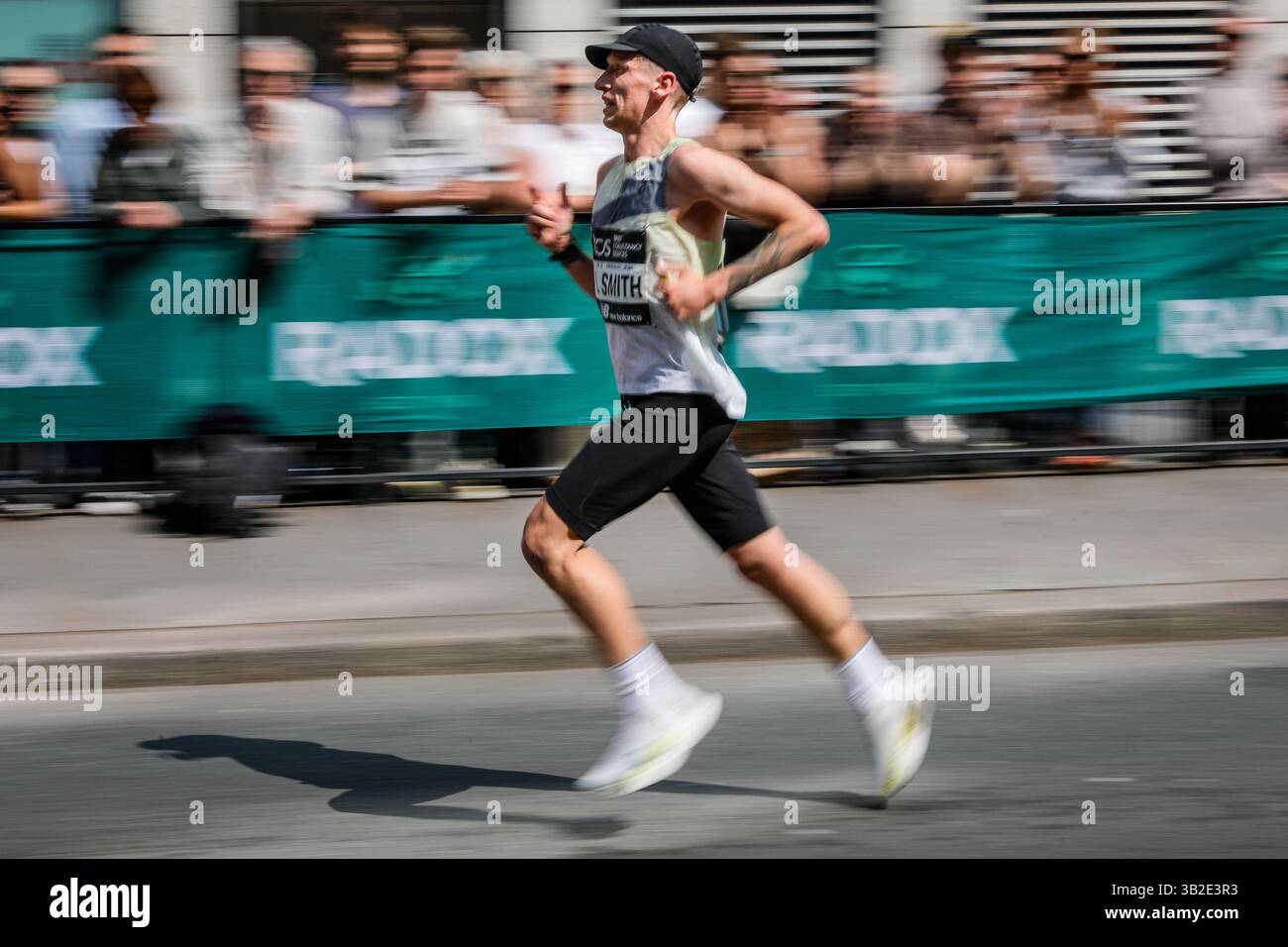 London, Großbritannien. April 2025. Britischer Läufer Logan Smith (GBR). Die Elite Men-Läufer kommen beim London Marathon 2025 auf der Meile 23 in der Nähe der London Bridge durch. Quelle: Imageplotter/Alamy Live News Stockfoto