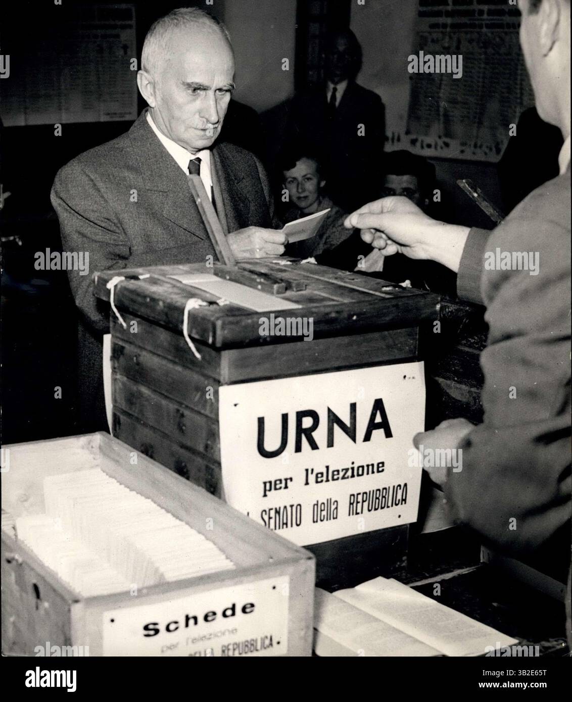 April 2012 - Luigi Einaudi Voting (Foto: © Keystone Pictures USA/ZUMAPRESS.com) Stockfoto