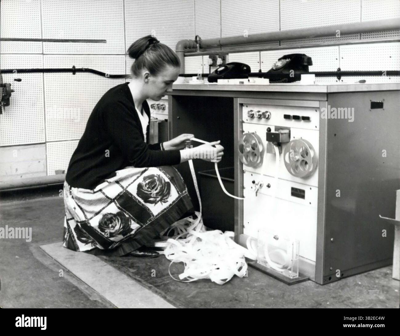 1972 - Großbritannien führt In Radio Astronomy: die Ohren, die das Universum für Radio Emmisionen von weit entfernten Galaxien und Quars Großbritanniens berühmten Teleskopen bei Jodrell Bank in der Nähe von Macclesfield, Cheshire, sind deren Wachsamkeit die leiseste Schallwellen holt gesehen. Jede Nation in der Welt ist für die Verfolgung ihrer Raketen und Satelliten Jodrell Bank verpflichtet. Bahnhof ist verantwortlich für die Jodrell Bank Großbritanniens oberen Spaceman, Professor Sir Bernard Lovell. Jodrell Bank knüpft an das Atlas-Computer-Labor in der University of Manchester 25 Meilen nördlich. Ein Bediener ist hier die perforierten vorbereiten. Stockfoto