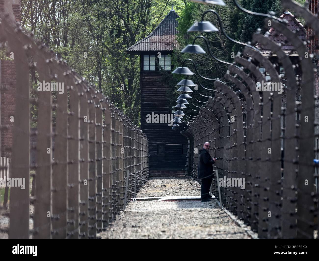 Ein Mann wird während des Internationalen Marsches der Lebenden (MOTL) im Auschwitz-Birkenau Memorial and Museum, dem ehemaligen Konzentrationslager der Nazi-Deutschen in Oswiecim, Polen, am 24. April 2025 gesehen. Stockfoto