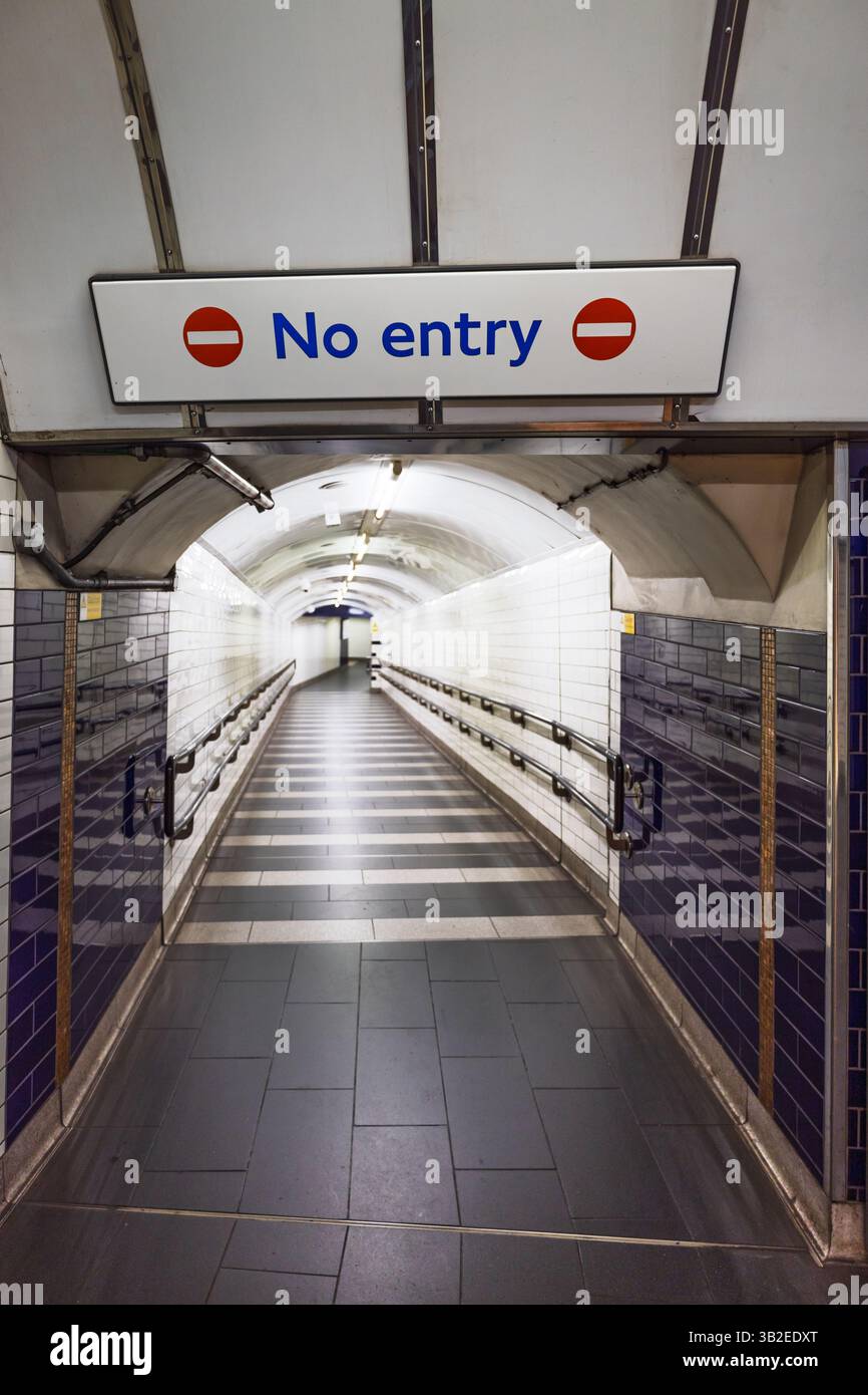 No Entry-Schild an der Londoner U-Bahn-Treppe in einem ruhigen U-Bahnhofskorridor Stockfoto
