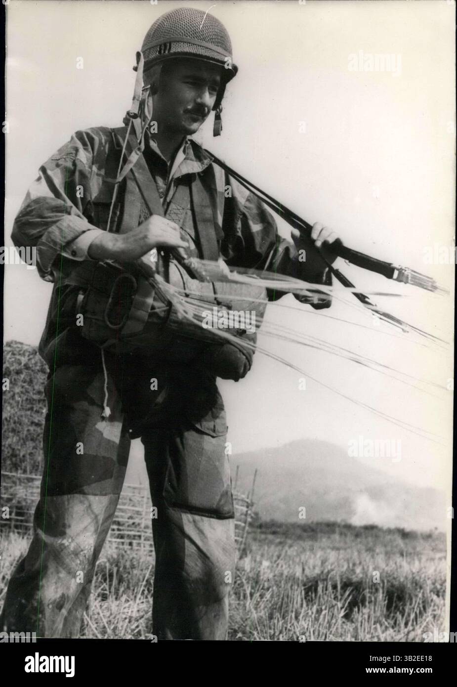 31. März 2012: Dien Bien Phu Wieder Aufgenommen. Ein französischer Fallschirmspringer, der seinen Fallschirm auflöst, nachdem er in Dien Bien Phu gelandet ist. (Bild: © Keystone Pictures USA/ZUMAPRESS.com) Stockfoto