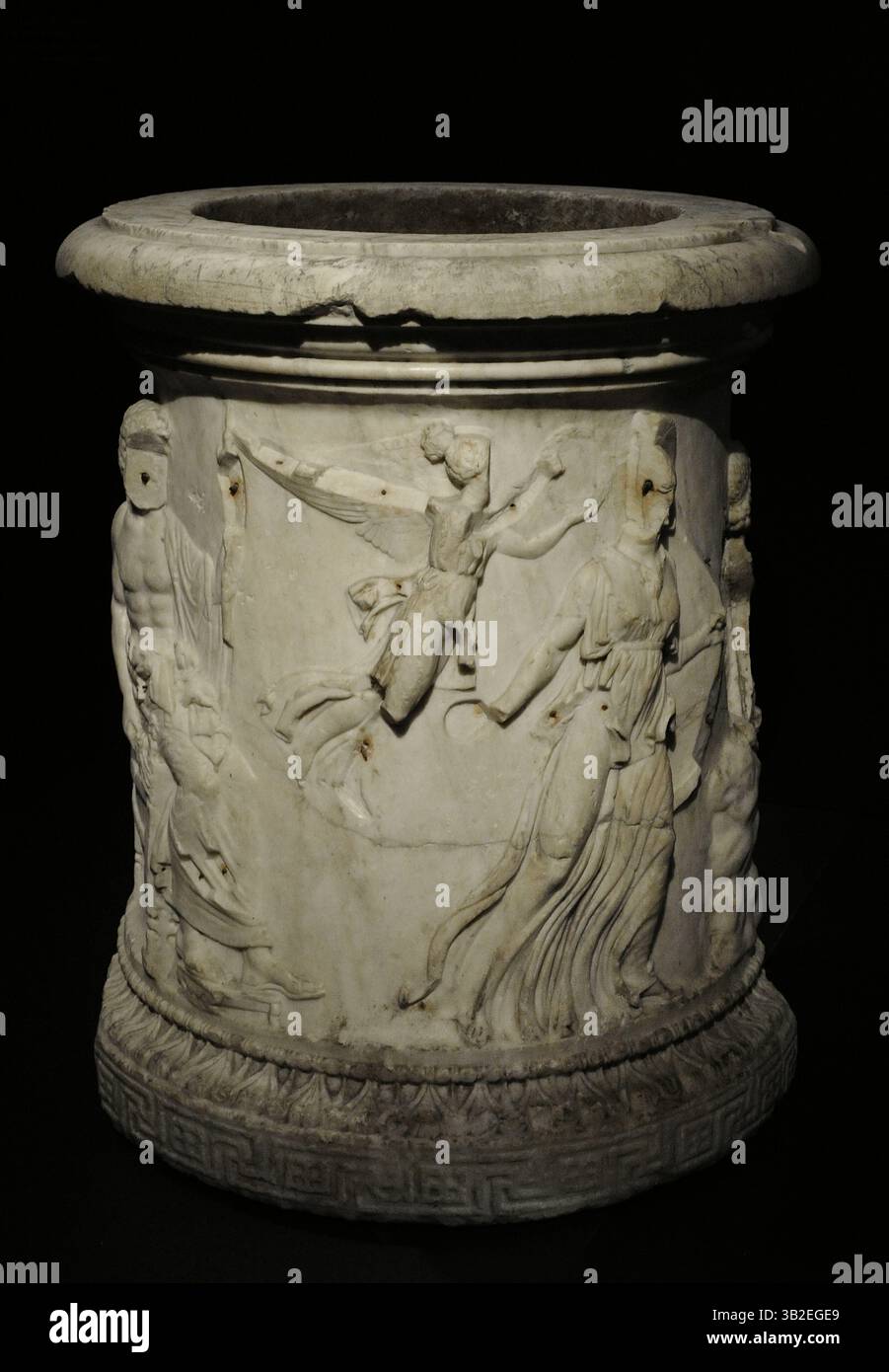 Moncloa Puteal. Gut geschmückter Bordstein mit Reliefs, die die Geburt von Athena erzählen. Nike, der geflügelte Sieg, fliegt zur Krone Athena. Es war wahrscheinlich Teil der dekorativen Elemente eines römischen Hauses. Aus Rom, Italien. Marmor. 1. Jahrhundert n. Chr. Höhe: 99,5 cm, Durchmesser: 84 cm. Nationales Archäologisches Museum. Madrid. Spanien. Stockfoto