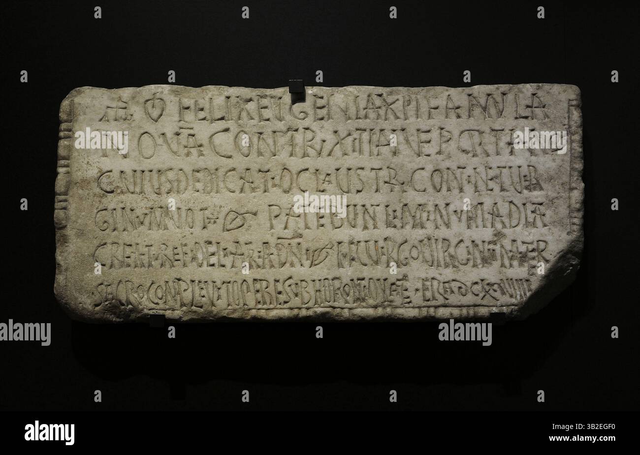 Westgotisches Spanien. Grabstein von Eugenia. Datiert im Jahr 661. Es enthält eine Inschrift, die auf Eugenia anspielt, eine Frau, die ein Frauenkloster, dessen Äbtissin sie war, wieder aufgebaut oder vergrößert hat: „Felix Eugenia, Diener Christi, baute eine neue Eingangstür, deren Weihung die Gelübde der Jungfrauen des Klosters enthält. Diese Türen stehen allen treuen Frauen offen. Diese Jungfrau, Mutter der Jungfrauen, vollendete die Vorhöfe des Herrn mit ihrem heiligen Bemühen während des Pontifikats von Bischof Horontius. Jahr der Ära 699'. Weißer Marmor. Höhe: 32,5 cm, Länge: 73,2 cm und Dicke: 6 cm. Von Mérida (Badajoz Stockfoto